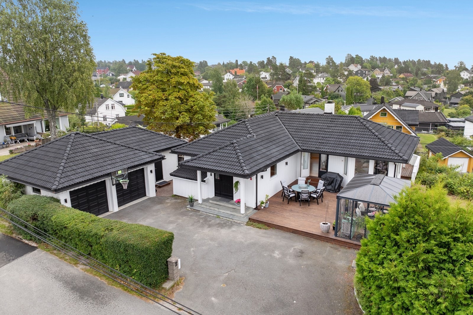 Det er egen dobbel garasje på eiendommen og gode parkeringsmuligheter på egen tomt. Galleribilde