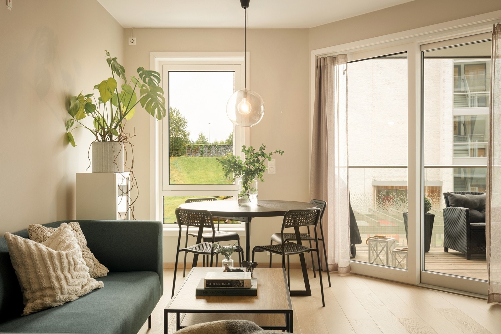 Lys og innbydende stue, perfekt for hyggelige sammenkomster med venner og familie. Galleribilde