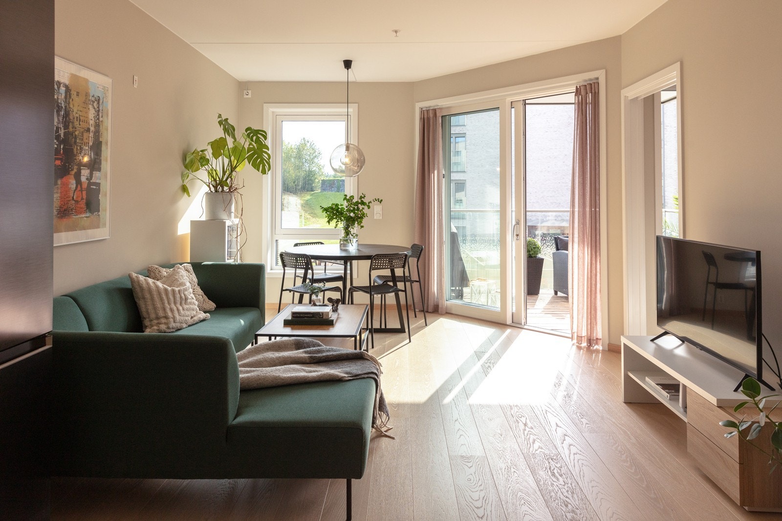 Stuen har en generøs takhøyde på ca. 2,6 meter som gir en god atmosfære. Galleribilde