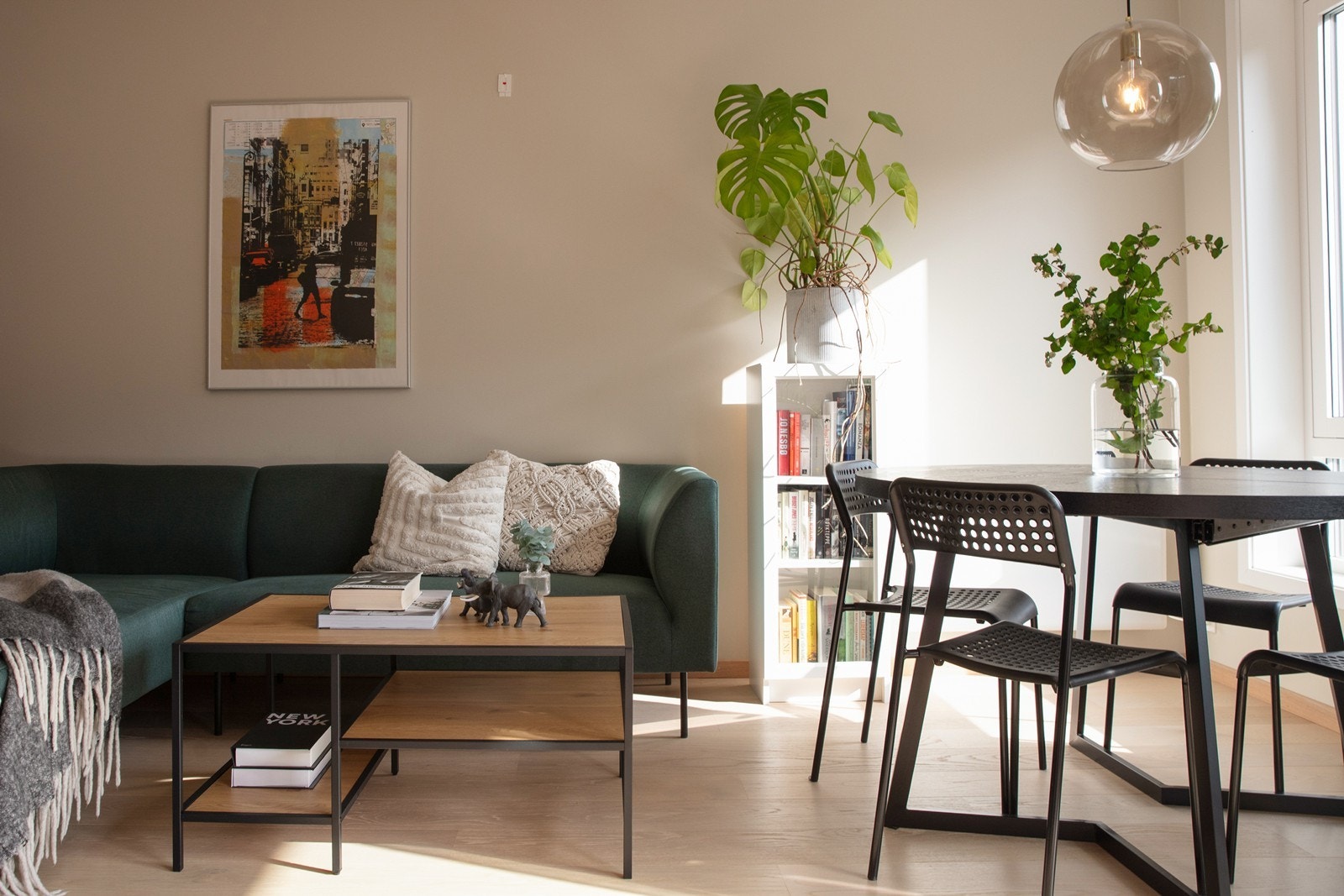 Stuen har lekre vegg- og gulvflater og gode innredningsmuligheter. Galleribilde