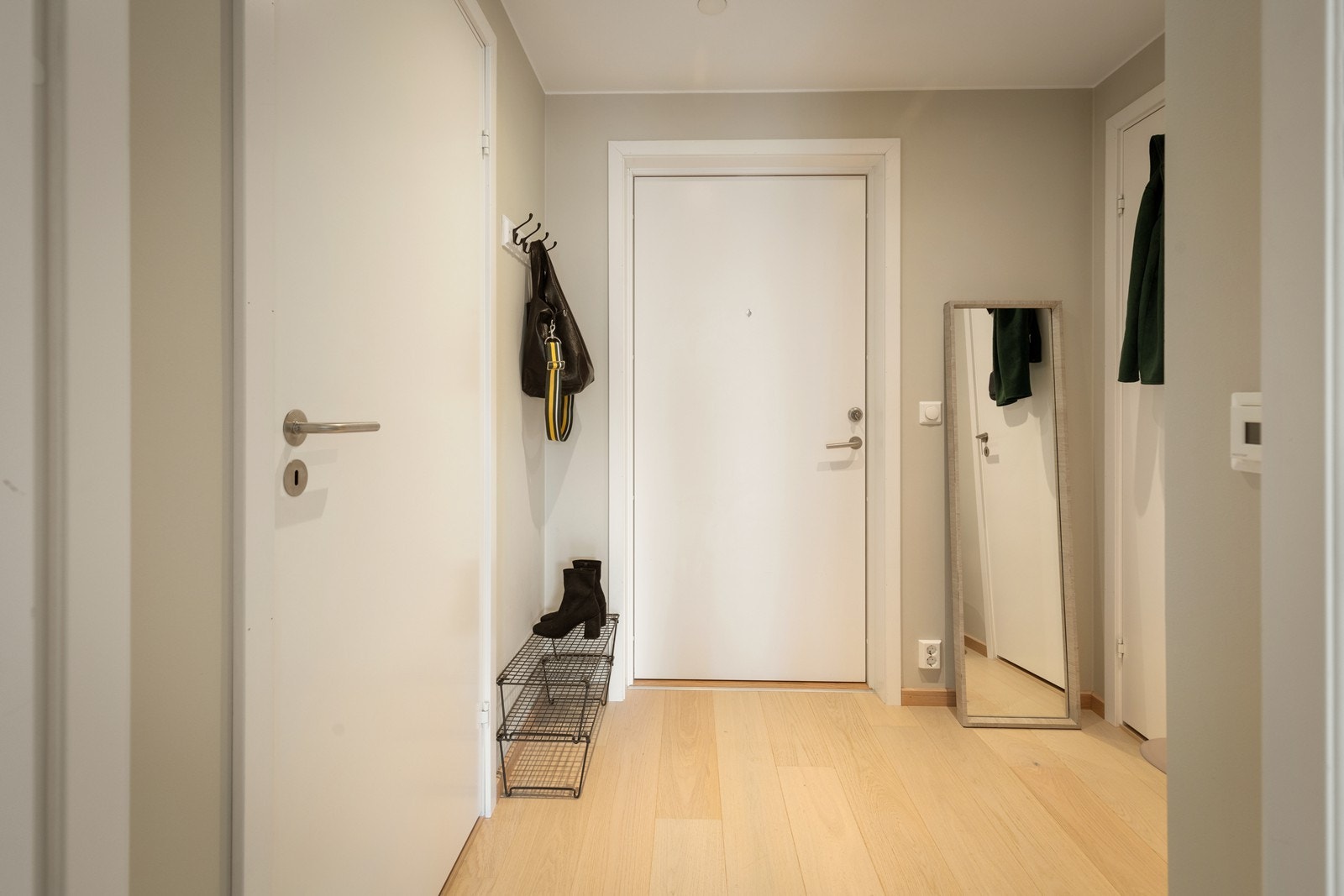 Romslig entré med god plass til både sko og oppheng av yttertøy. Fra entreen er det også adkomst til innvendig bod. Galleribilde