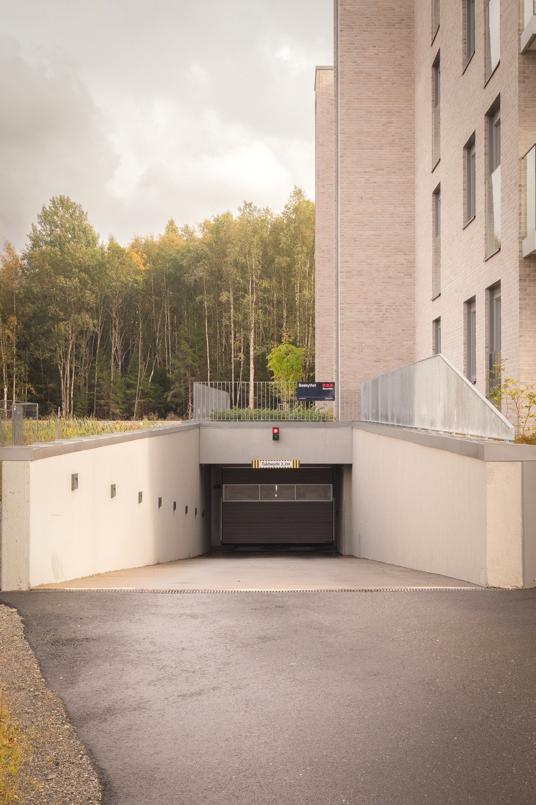 Sameiet har garasjeanlegg i kjeller. Galleribilde