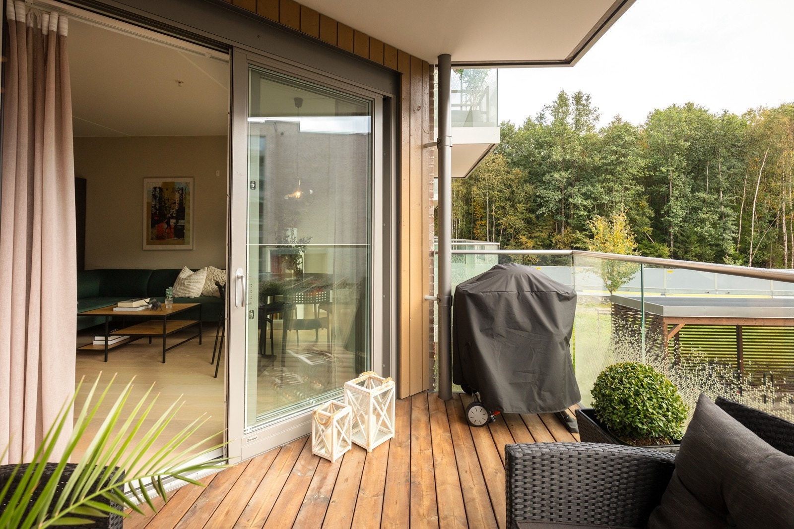 Fra stuen er det direkte adkomst ut på en romslig og solrik balkong. Galleribilde