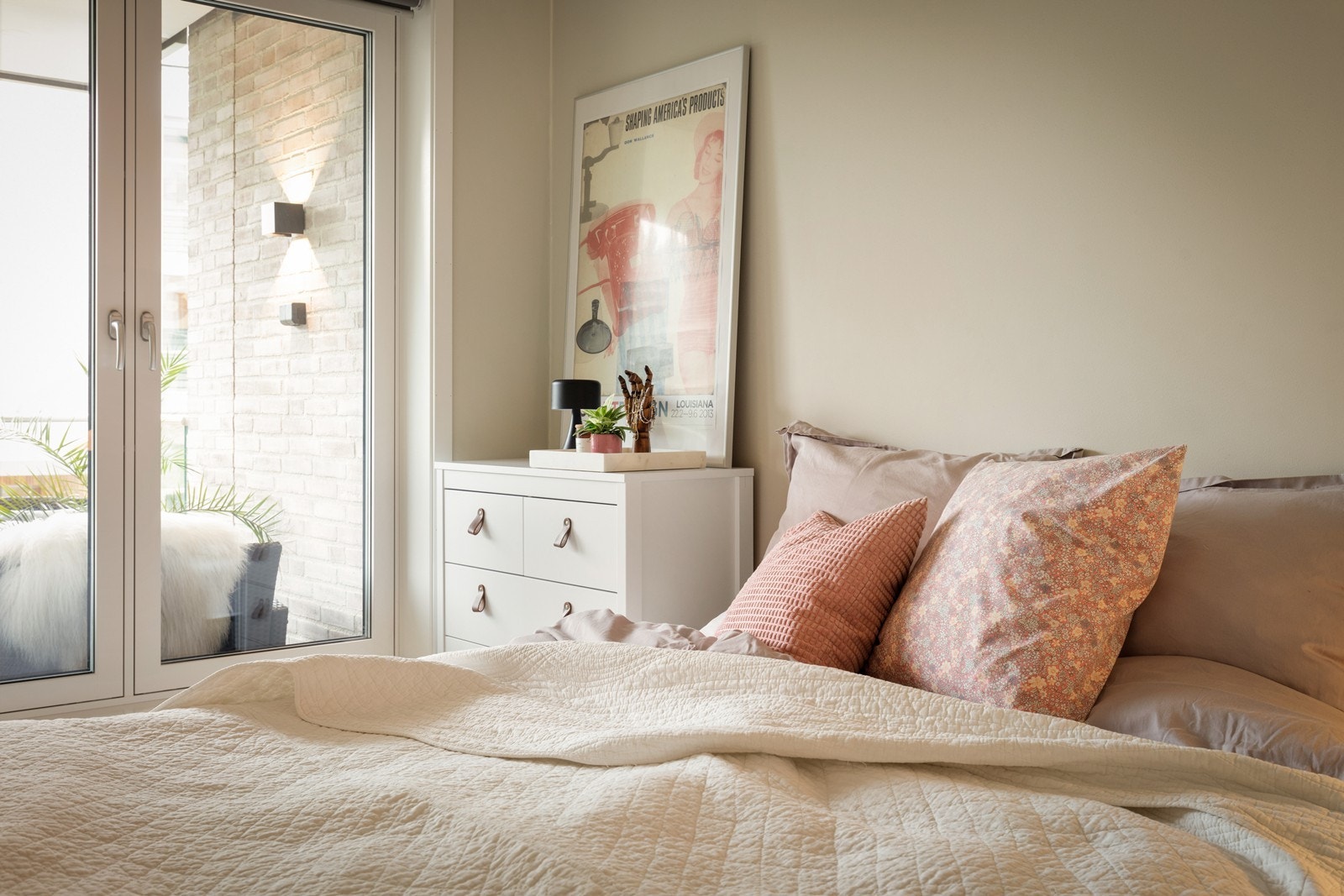 Soverom med god plass til både dobbeltseng og nattbord. Store vinduer ut mot balkongen. Galleribilde