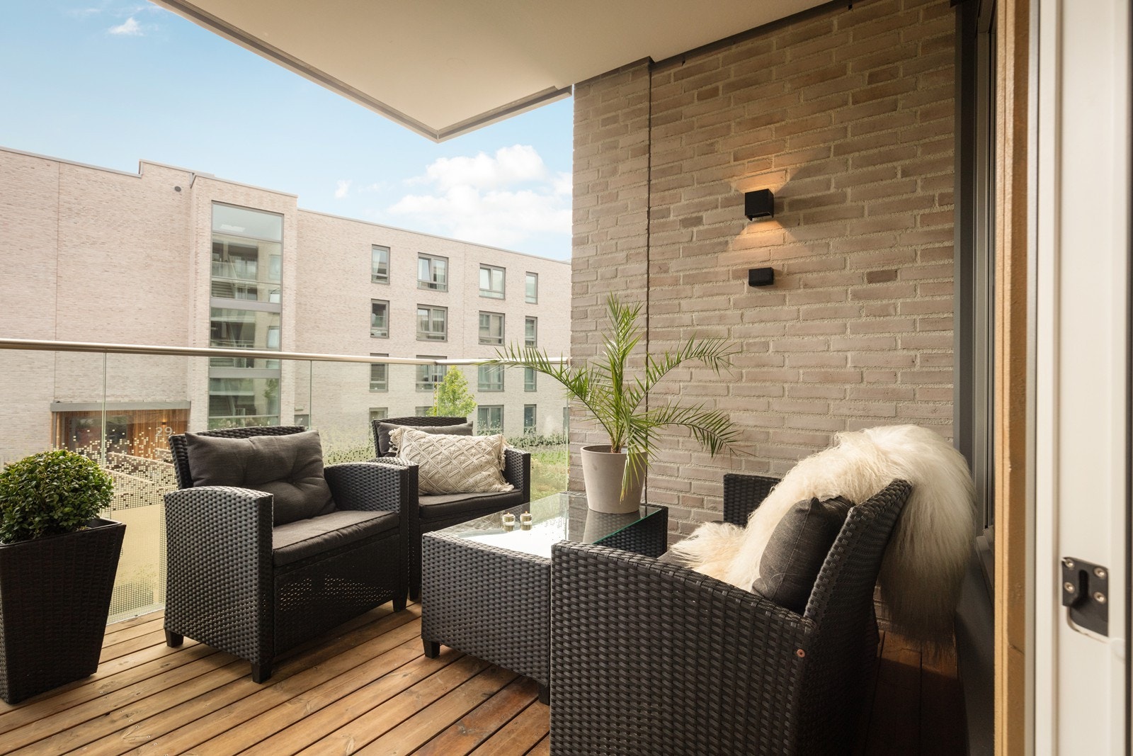 Herlig balkong på hele 8m² og med hyggelig utebelysning. Galleribilde