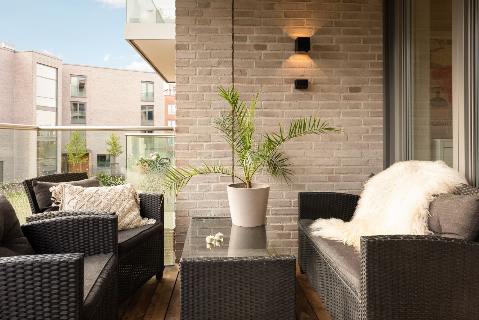 Moderne utebelysning gir en stemningsfull atmosfære på kveldstid. Galleribilde