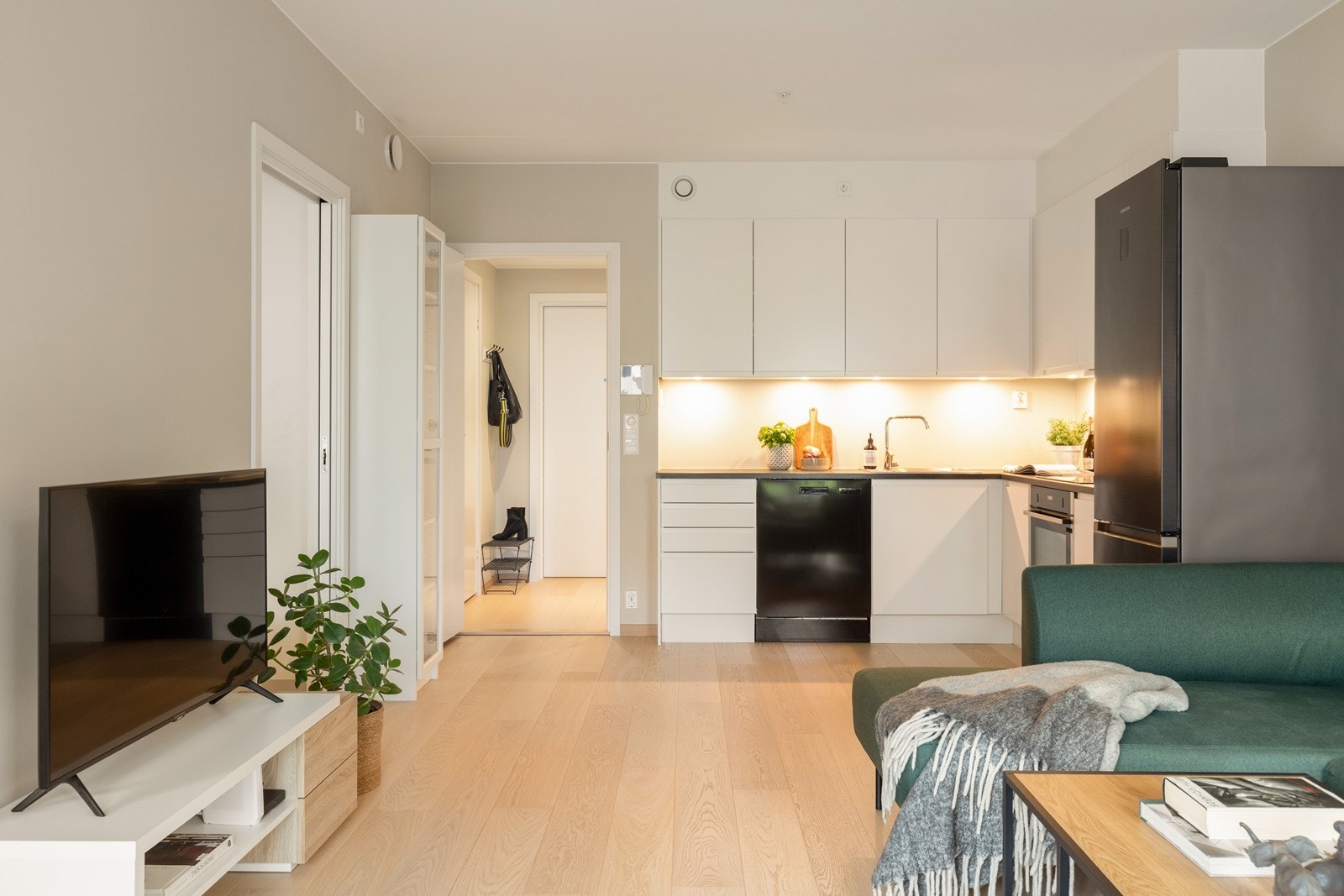 Åpen kjøkkenløsning gir god plassutnyttelse og gir et stort og sosialt rom. Galleribilde