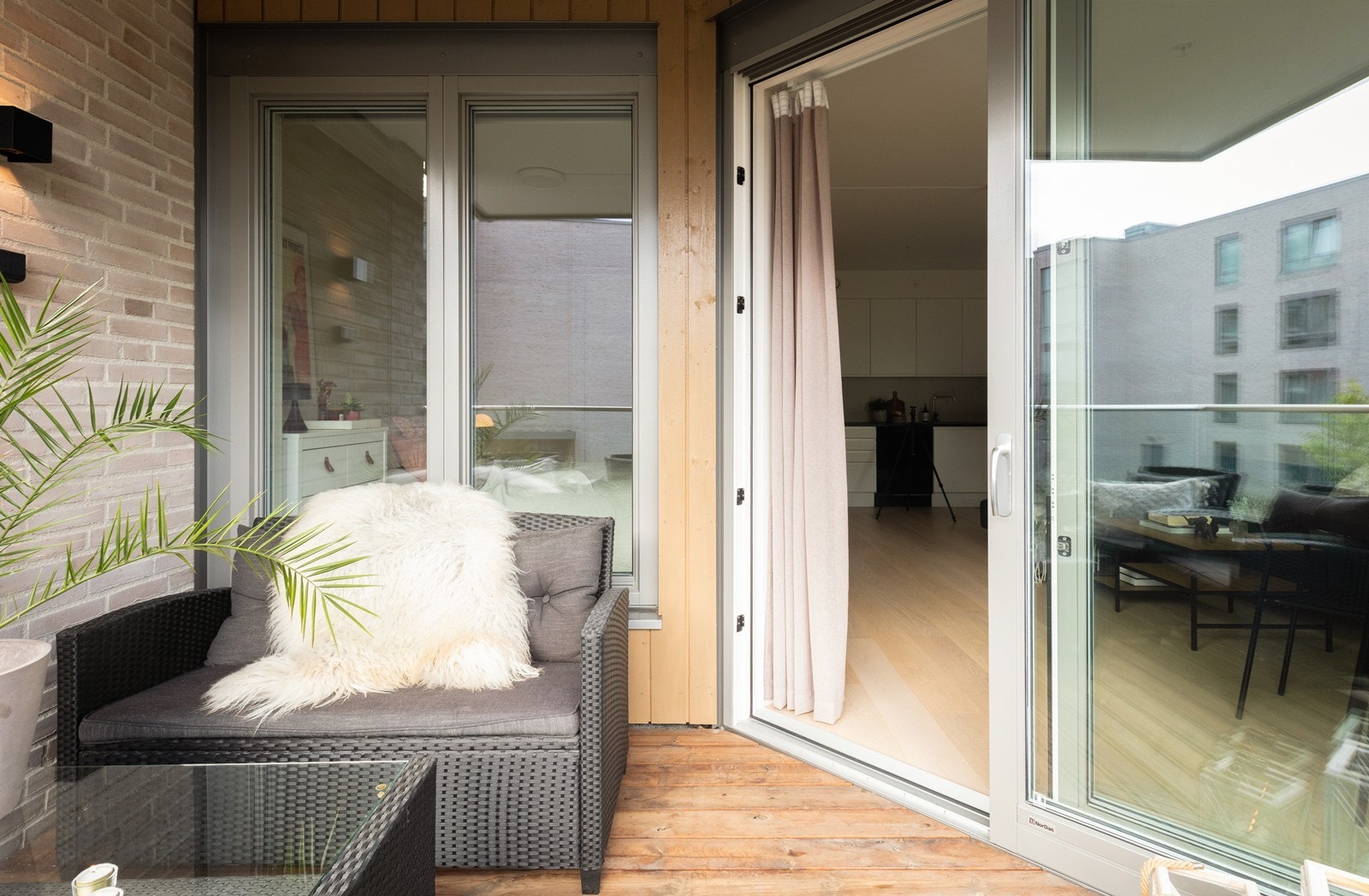 Balkongen blir en naturlig forlengelse av stuen i sommerhalvåret. Galleribilde