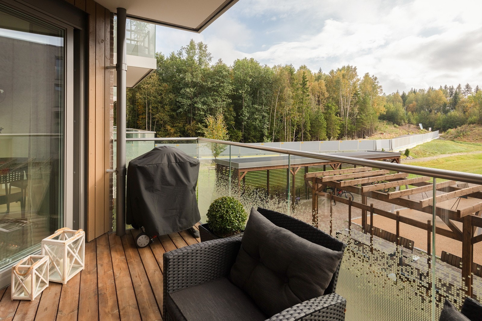 Fra balkongen har du utsikt mot grønne fellesområder og skogen like ved. Galleribilde