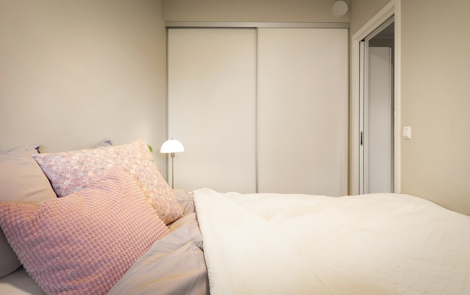 Soverommet har en god skyvedørsgarderobe. Galleribilde