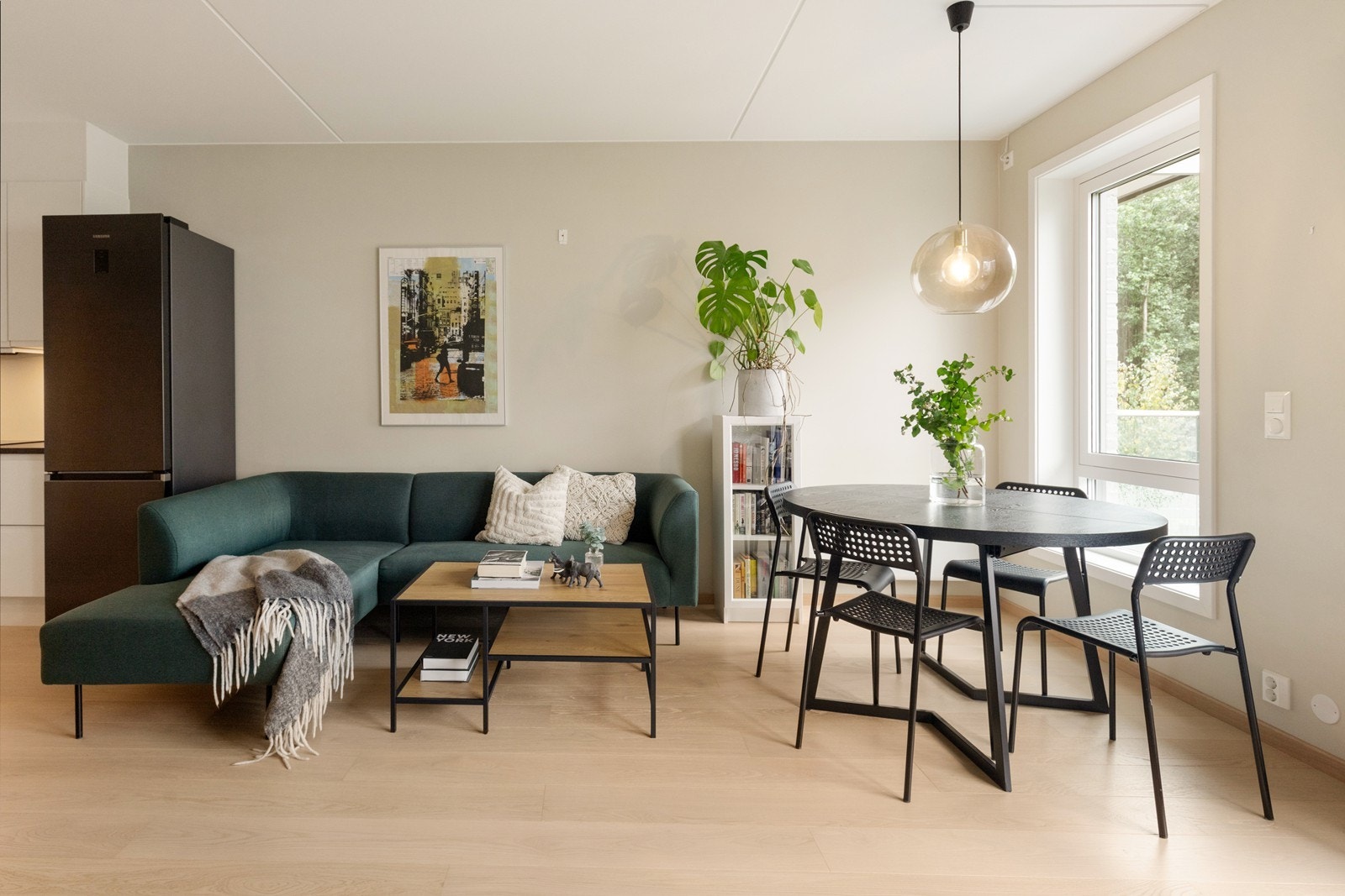 Store vindusflater bidrar til godt naturlig lys i leiligheten. Galleribilde