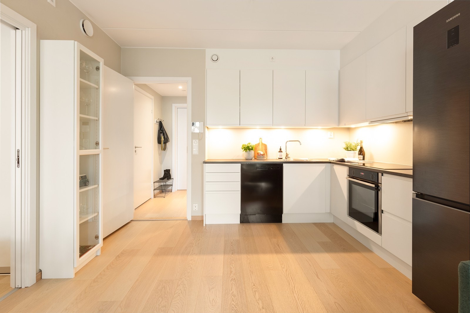 Et flott og moderne kjøkken med rikelig skap- og benkeplass. Galleribilde