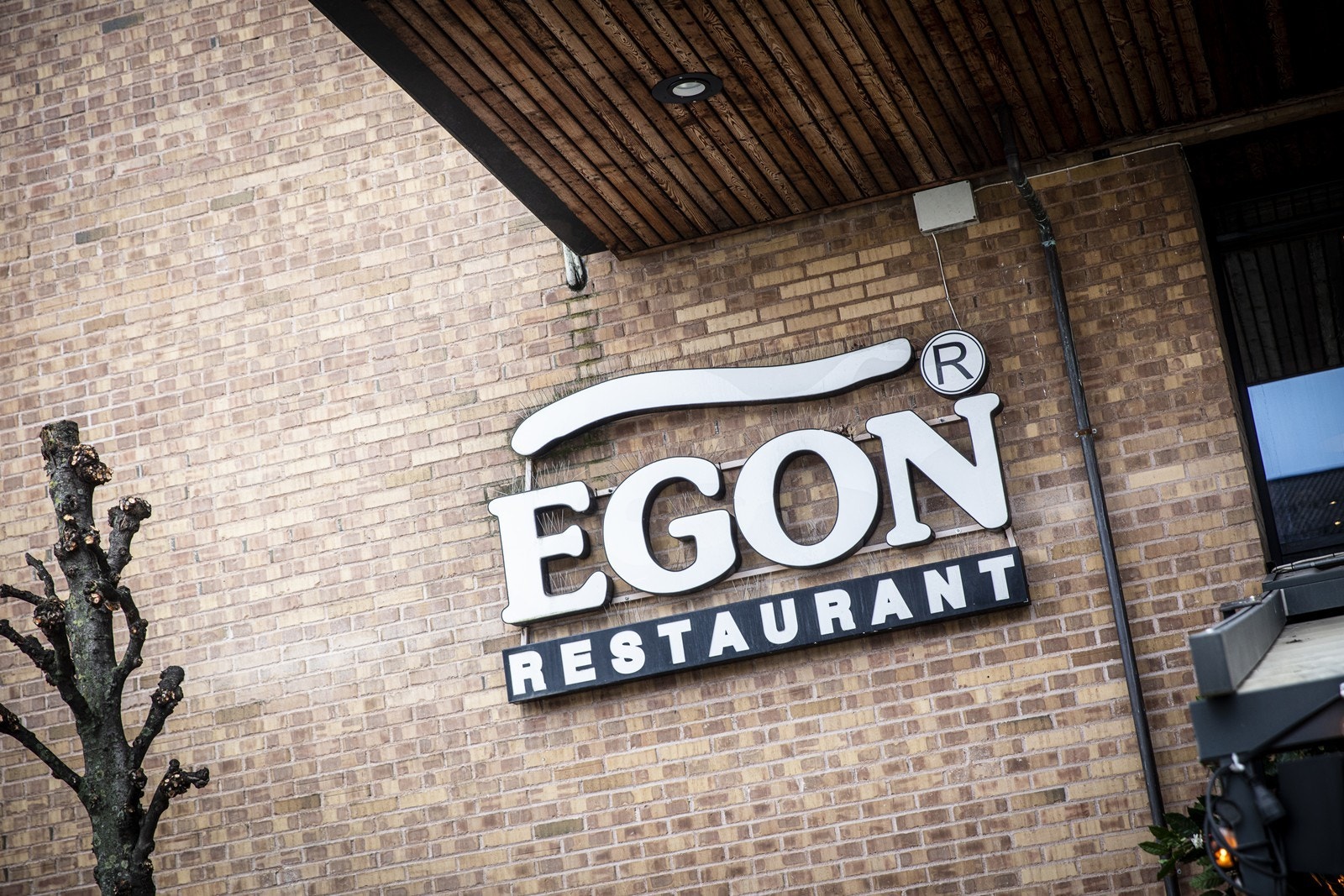 Unn deg et hyggelig måltid på Egon, et av flere gode spisesteder i nærområdet. Galleribilde