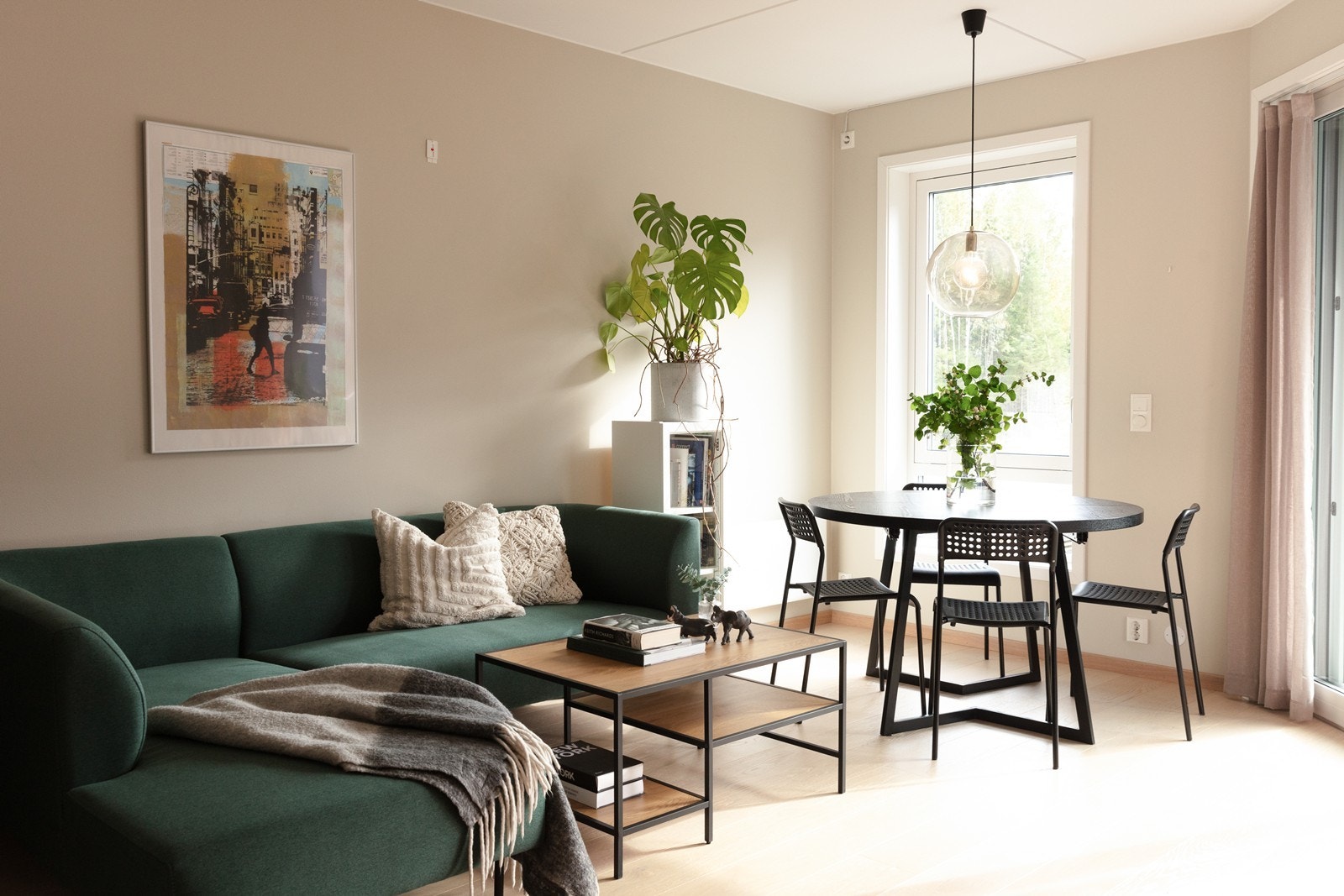 Stuen har plass til både spise- og sittegruppe. Galleribilde