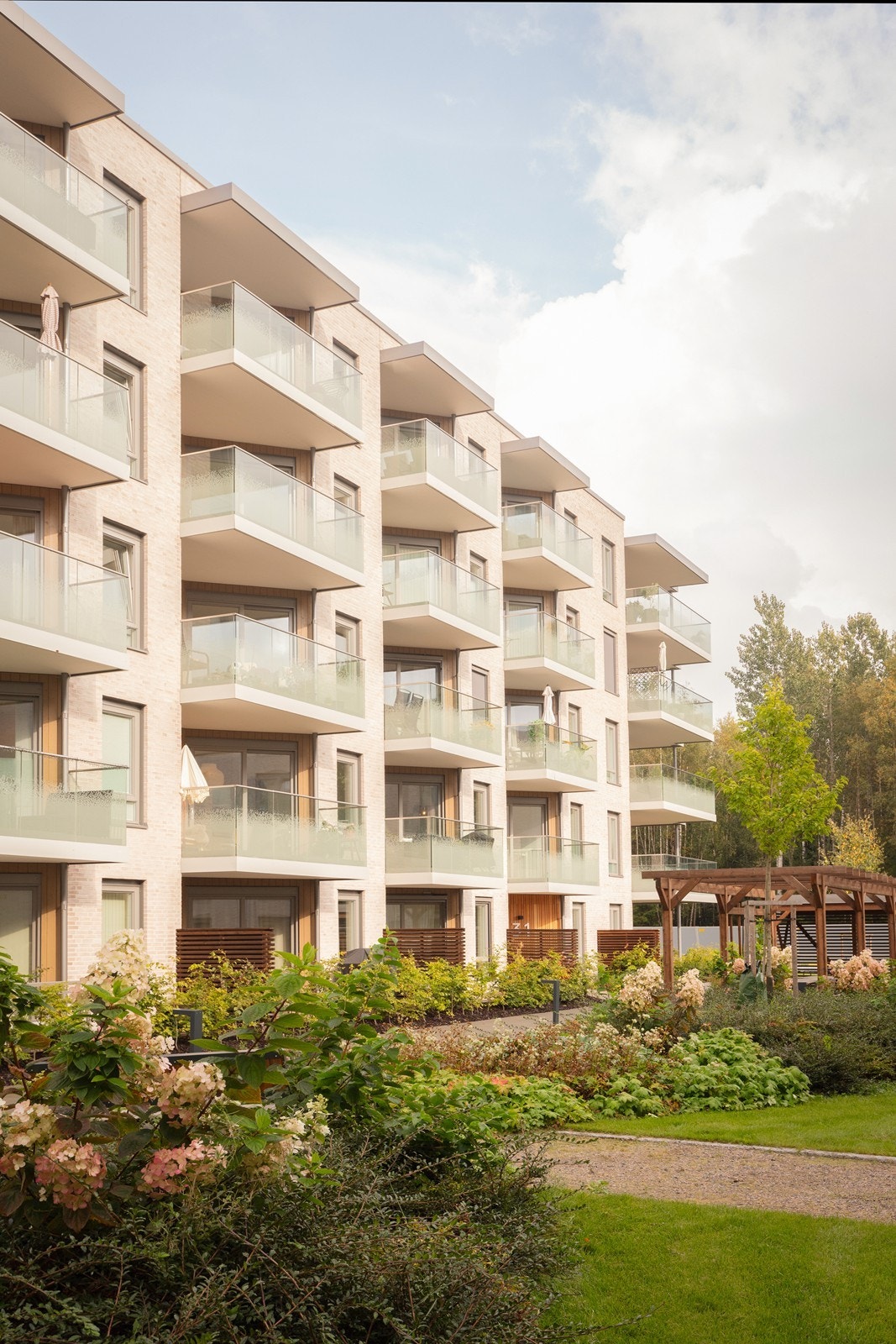 Moderne arkitektur i et velholdt sameie med grønne og frodige uteområder. Galleribilde