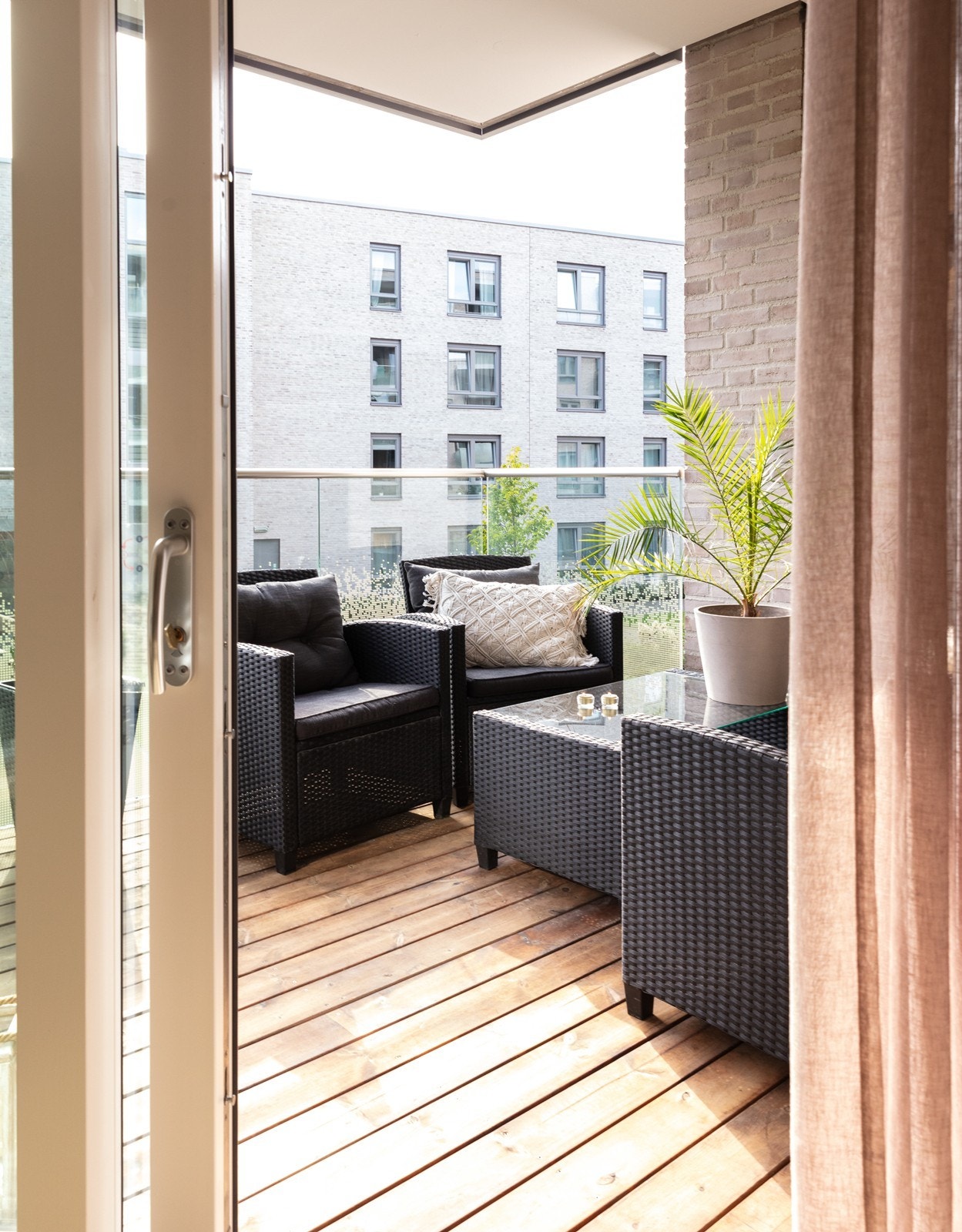 Din egne private balkong med overbygg og plass til en hyggelig sittegruppe. Galleribilde