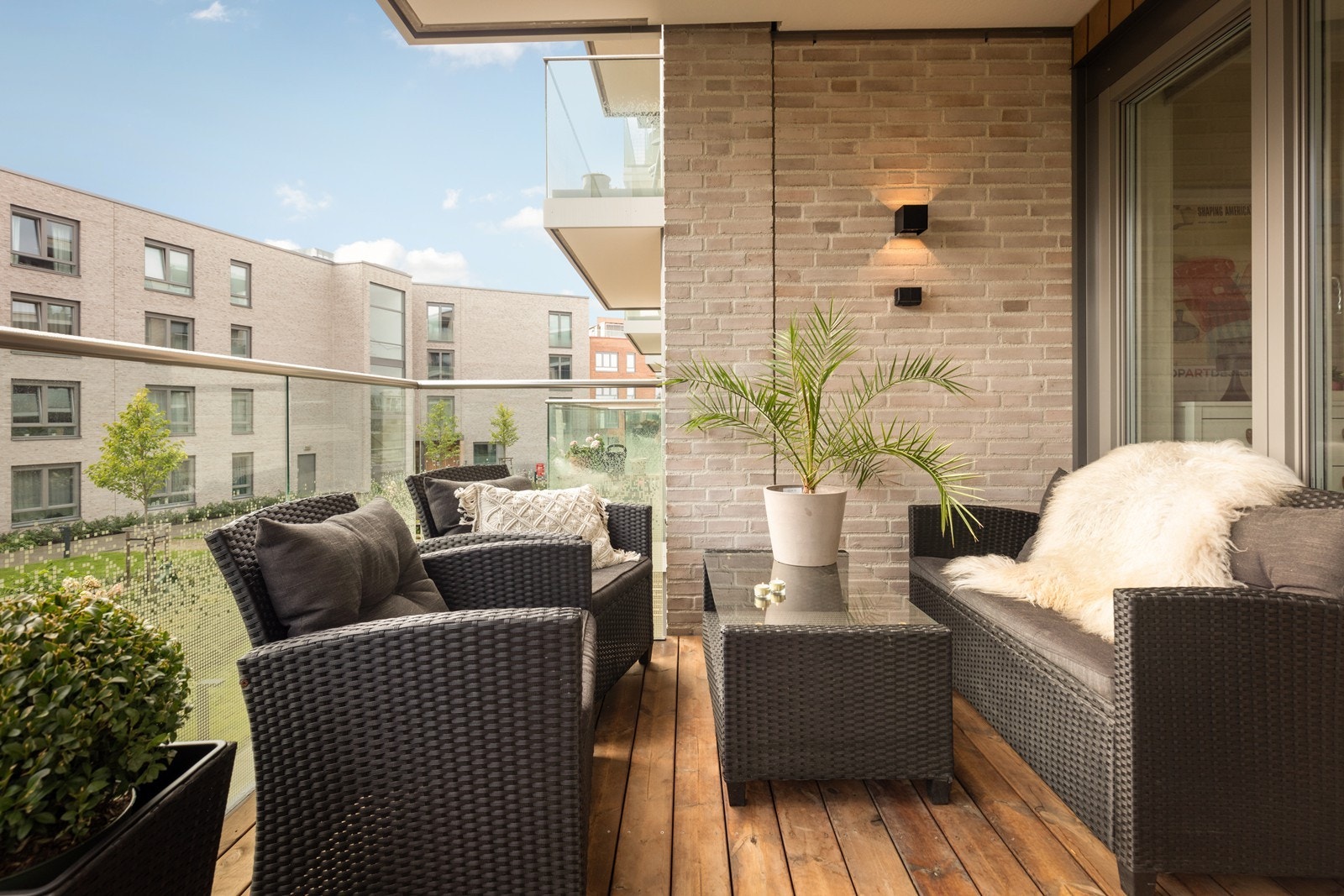 Den sydvestvendte balkongen byr på herlig ettermiddag- og kveldssol. Galleribilde