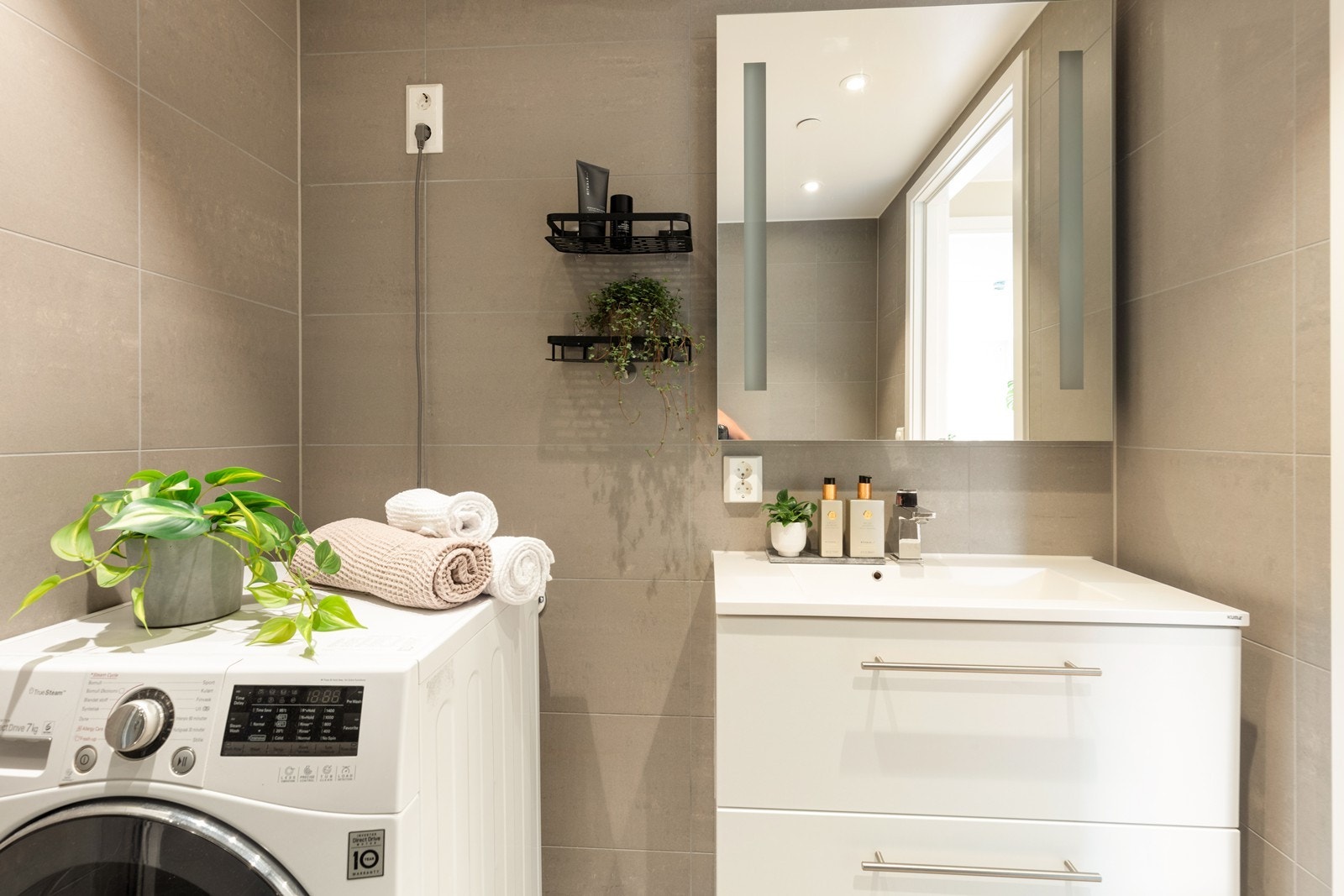 Badet har eget opplegg for vaskemaskin, varme i gulv samt LED-downlights i himling. Galleribilde