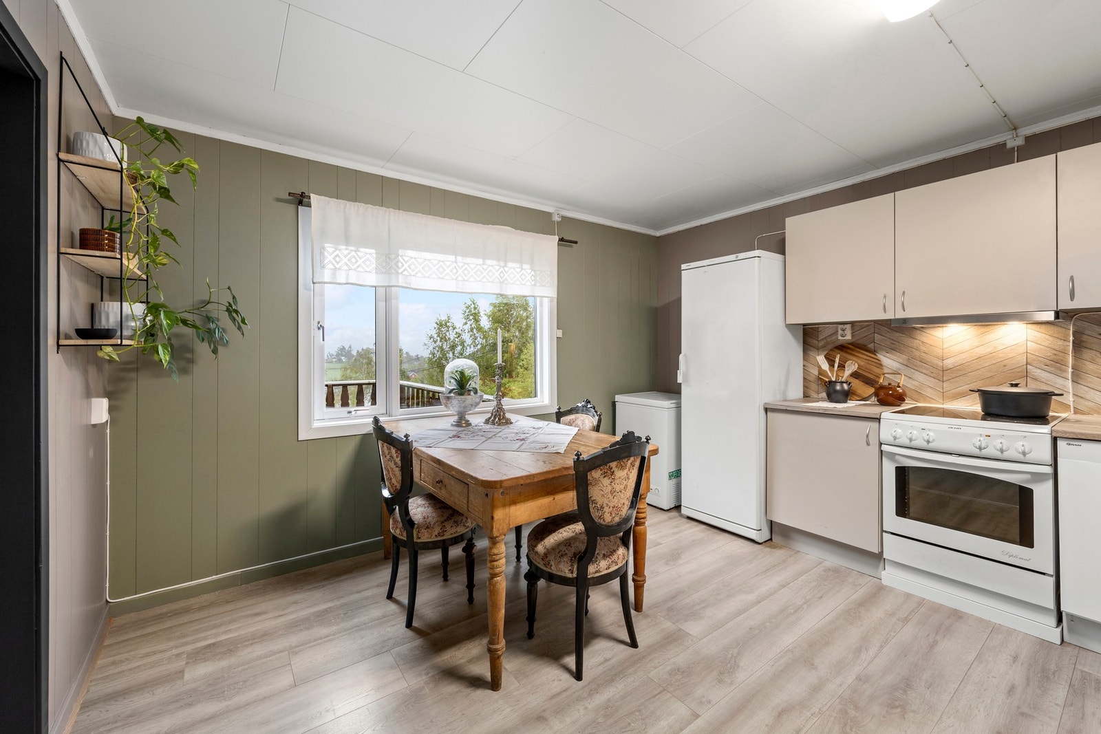 Ved spisebordet kan man nyte utsikt til sjøen samtidig som maten inntas Galleribilde