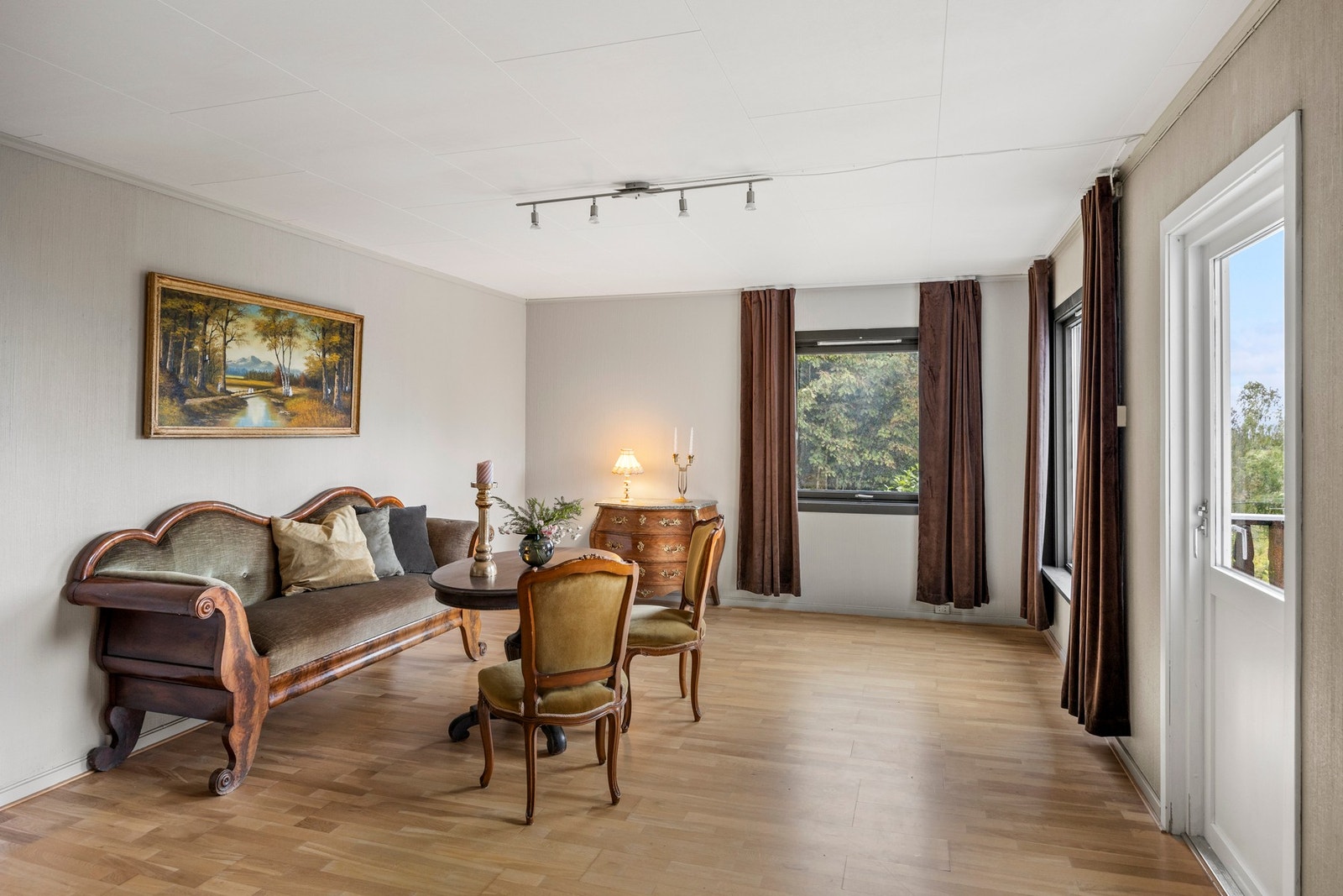 Boligen har oppvarming fra varmepumpe, vedfyring og elektrisitet Galleribilde