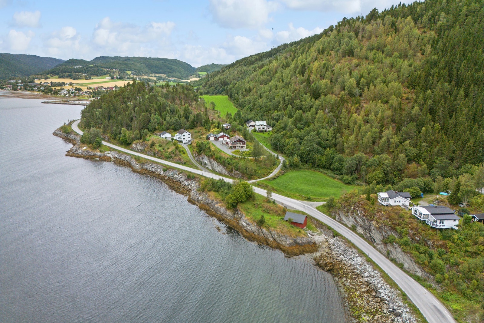 Landlig enebolig med dobbelgarasje, kun 2 km fra Mosvik sentrum. Galleribilde