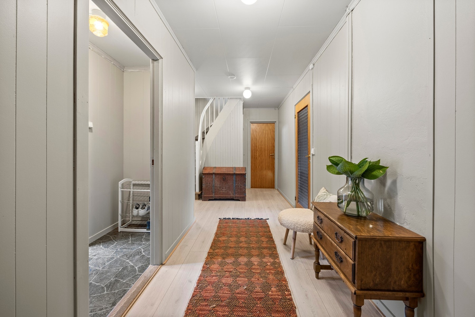 Gang - 13 kvm. Dør inn til bad, WC og soverom Galleribilde