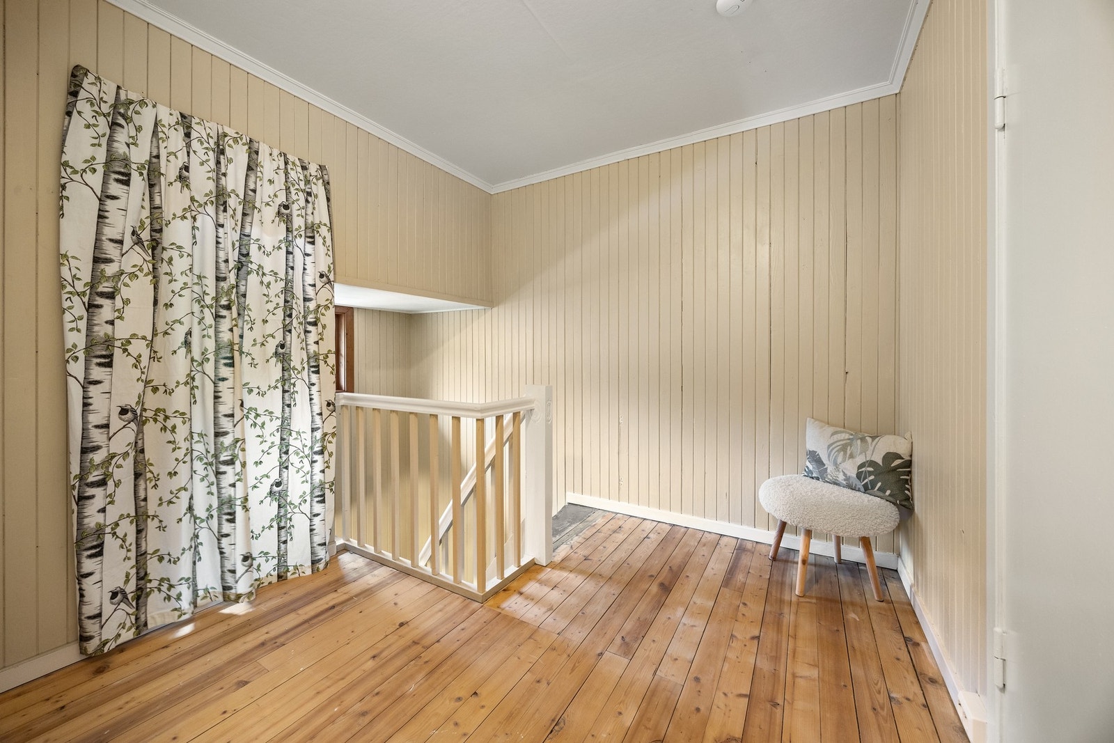 Gang i 2. etg - 11,5 kvm. Etasjen er innredet med fire soverom Galleribilde