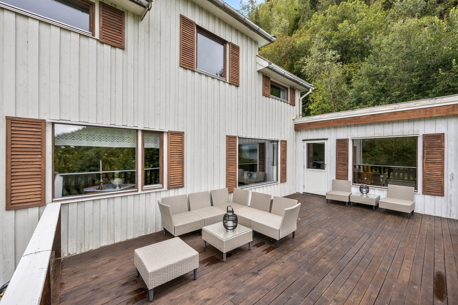 Romslig terrasse med god plass til utemøblement Galleribilde