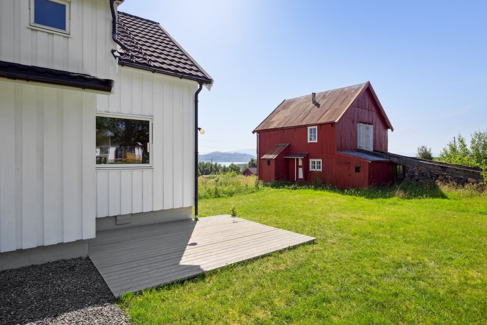På tomten finner du en terrasse med utebelysning og strømtilkoblingpå ca. 10 m², oppført i trekonstruksjon. Denne ligger på terrengnivå og fungerer som en hyggelig uteplass - perfekt for sommerdager med grilling, hagekos eller stille stunder med kaffekopp Galleribilde