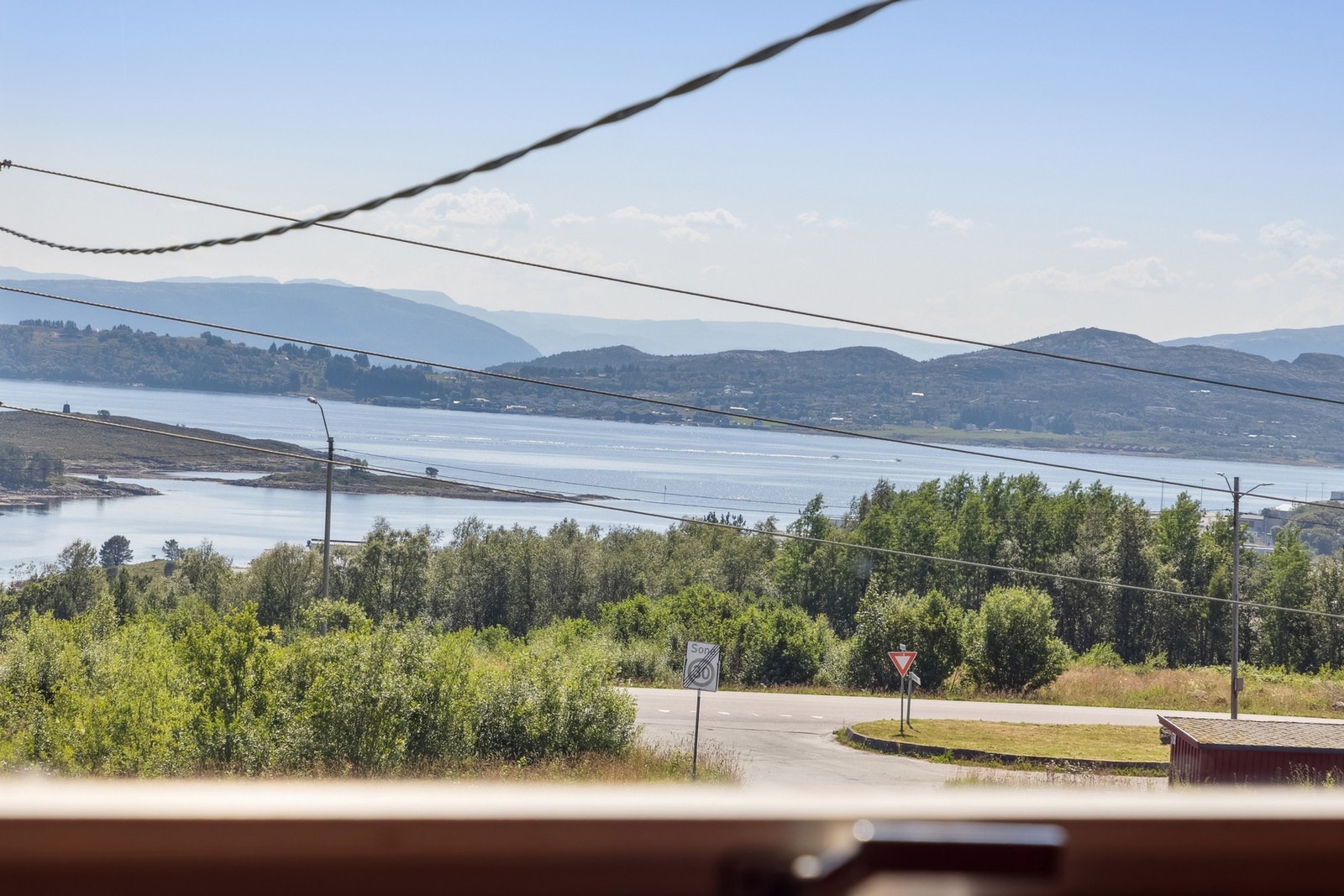 Offentlig kommunikasjon er tilgjengelig med buss fra Grønnbakken holdeplass kun 200 meter fra boligen. Galleribilde