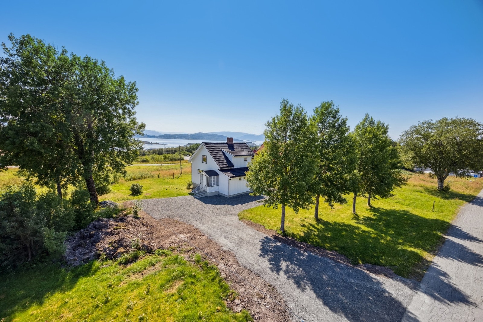 Eiendommen omkranses av vakker natur og gir deg nærhet til sjøen, turterreng og skjærgård, noe som gjør uteområdene til en naturlig forlengelse av fritidsopplevelsen på Hitra. Galleribilde
