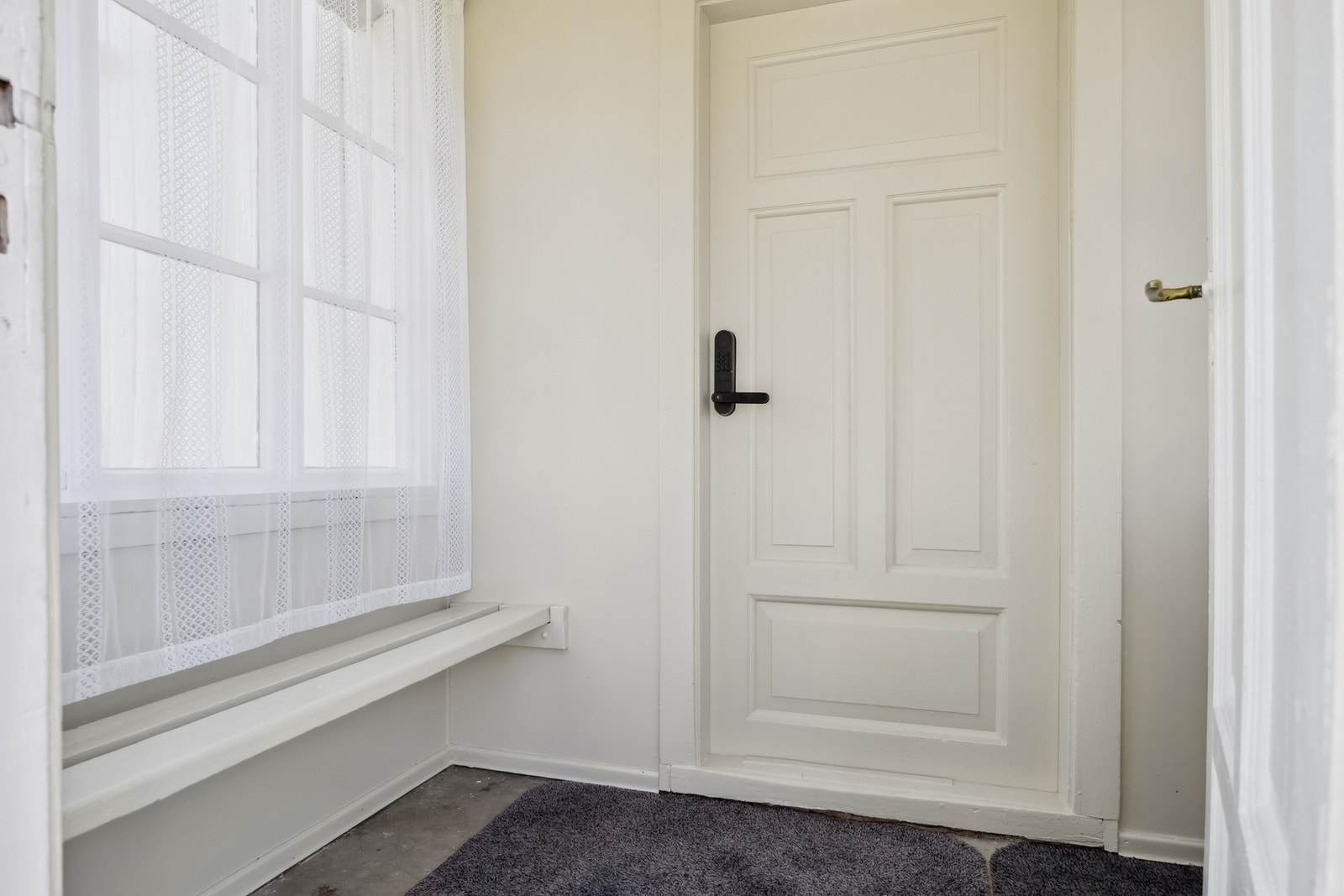 Inngangsdøren er moderne utstyrt med elektrisk kodelås som gir enkel og trygg tilgang. Galleribilde