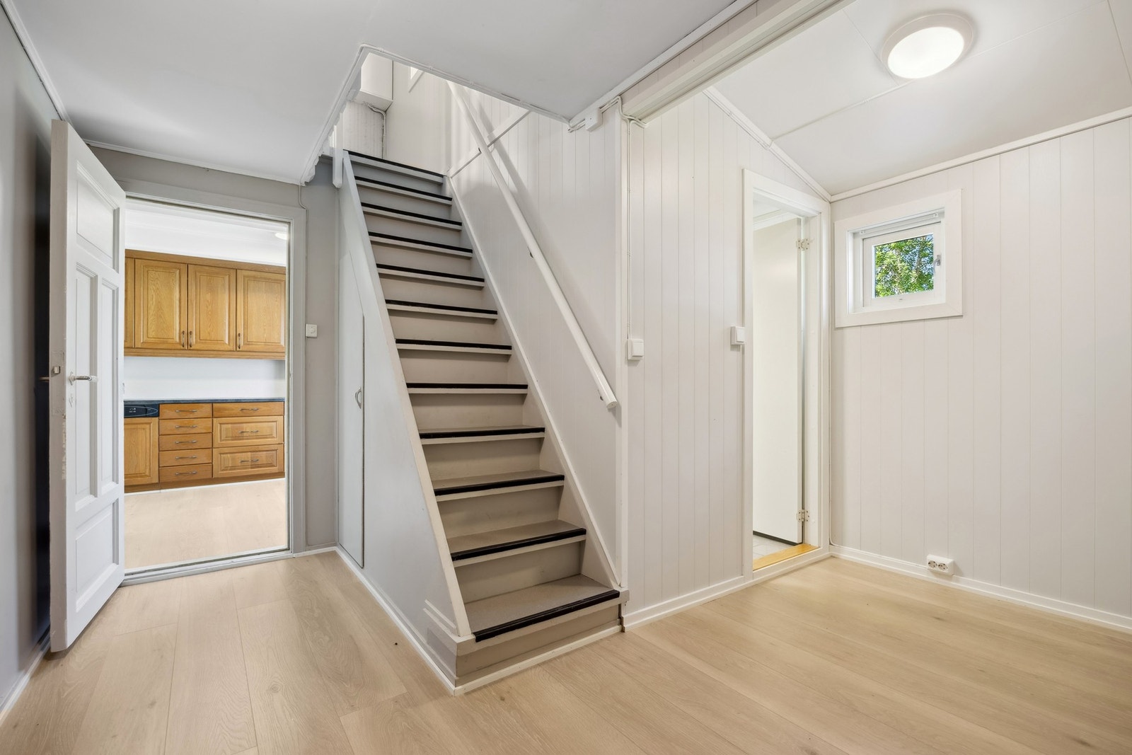 Overflatene består av malte flater og laminatgulv, noe som gjør rommet enkelt å holde rent og pent. Galleribilde