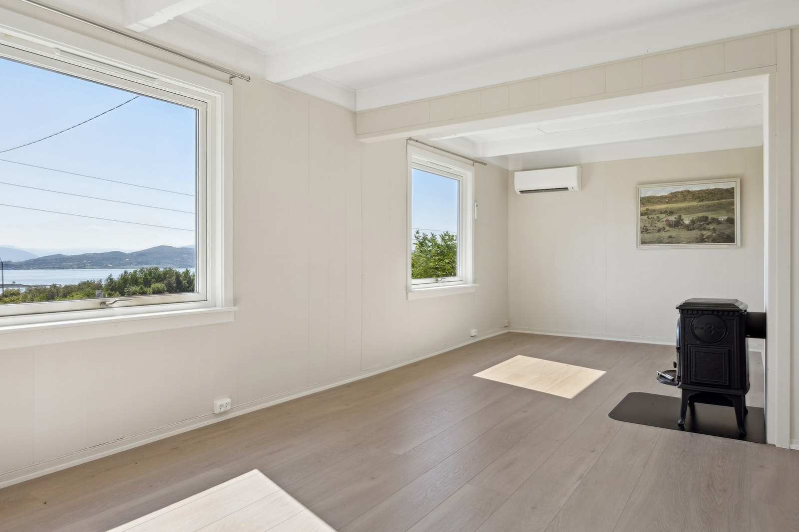 Denne sjarmerende eiendommen ligger på Sandstad i Hitra kommune, med kort vei til sjøen og flotte naturområder. Galleribilde