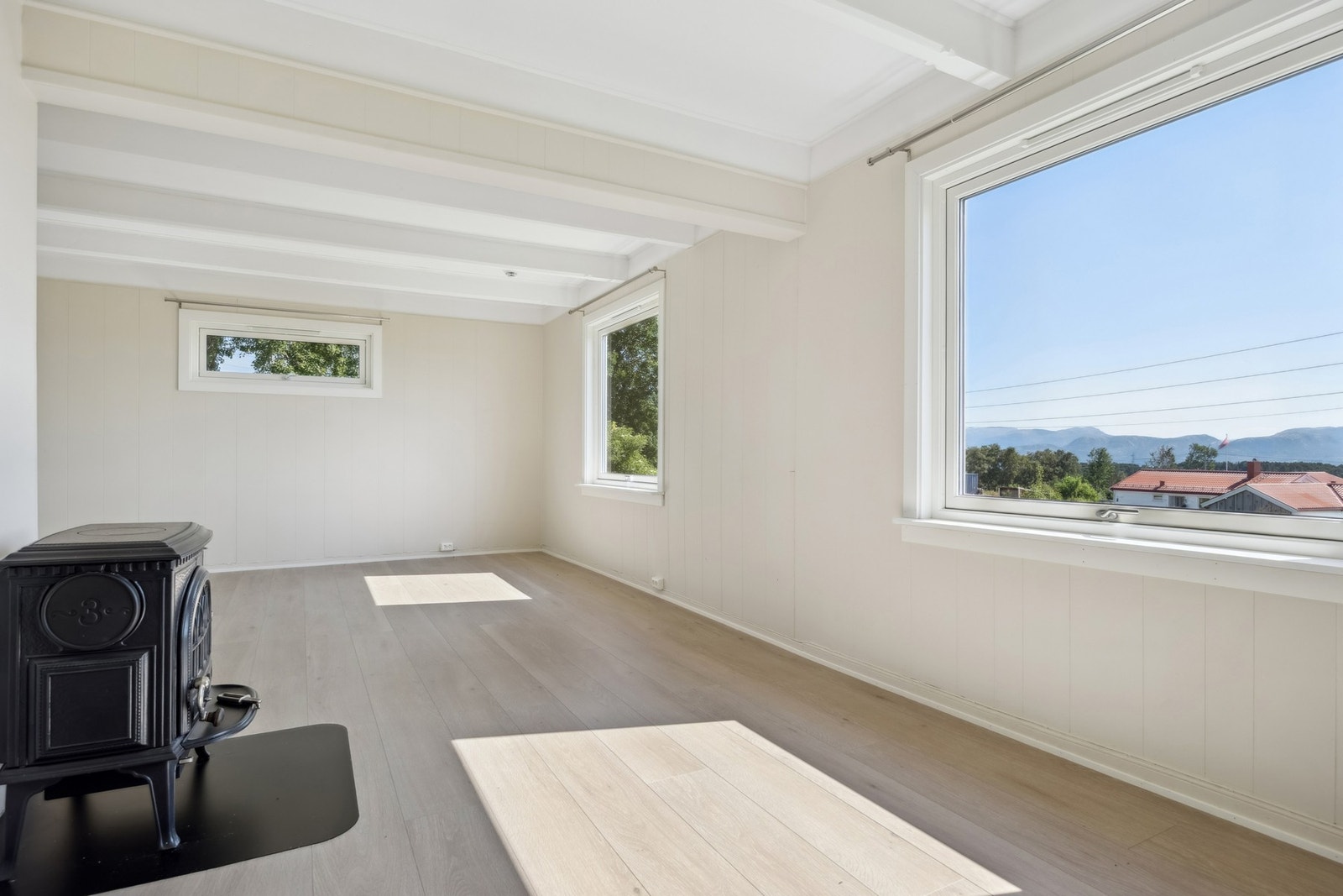 1.etasje byr på vindfang, gang, bad, kjøkken og stue. Galleribilde