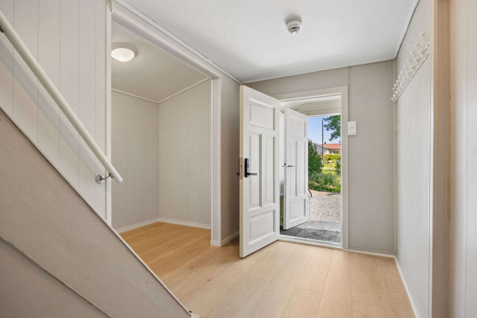 Boligen har en lys og funksjonell gang som binder inngangspartiet sammen med de øvrige rommene i første etasje. Galleribilde