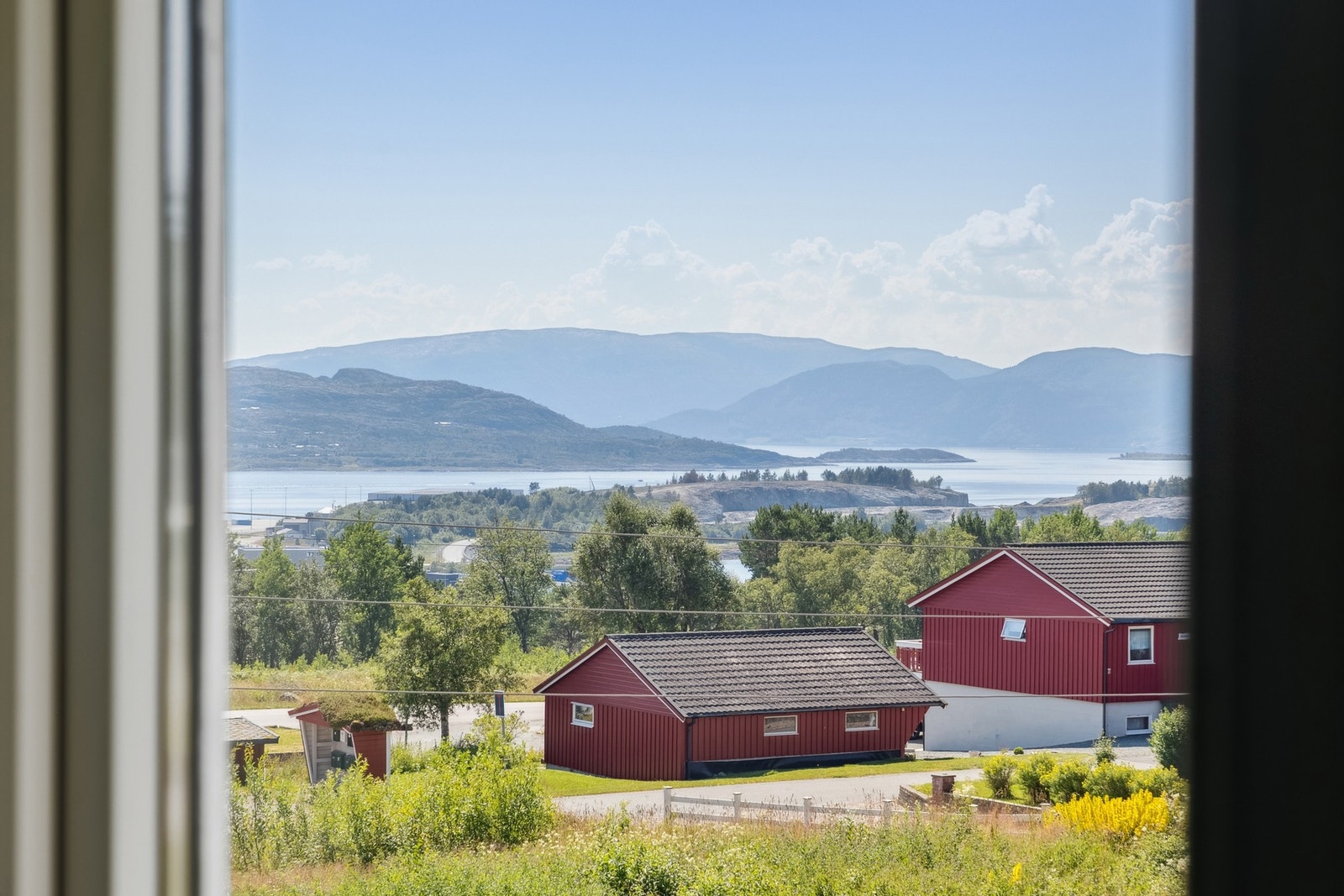 Trondheim nås på ca. 1 time og 35 minutter med bil, og til Orkanger er det under en time. For elbil-eiere er det superlader tilgjengelig på Hitra, ca. 14 minutters kjøring fra eiendommen. Galleribilde