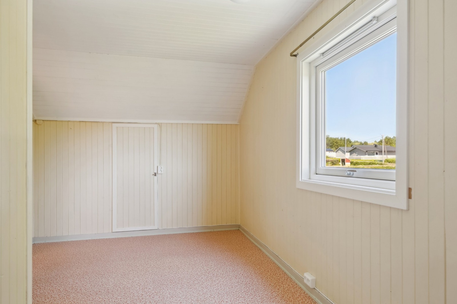 Overflatene består av gulvbelegg, malte flater, tapet og panel, og innerdørene er profilerte. Galleribilde