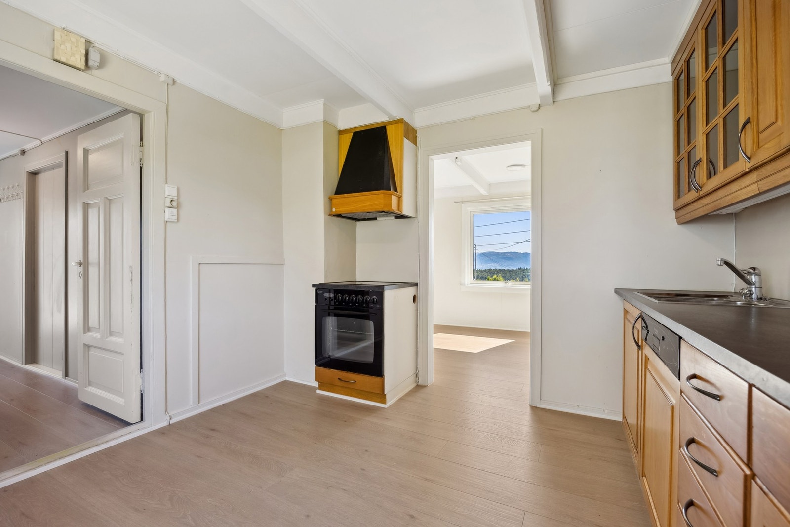 Kjøkkenet har praktisk utformet og har rikelig med skap- og benkeplass. Galleribilde