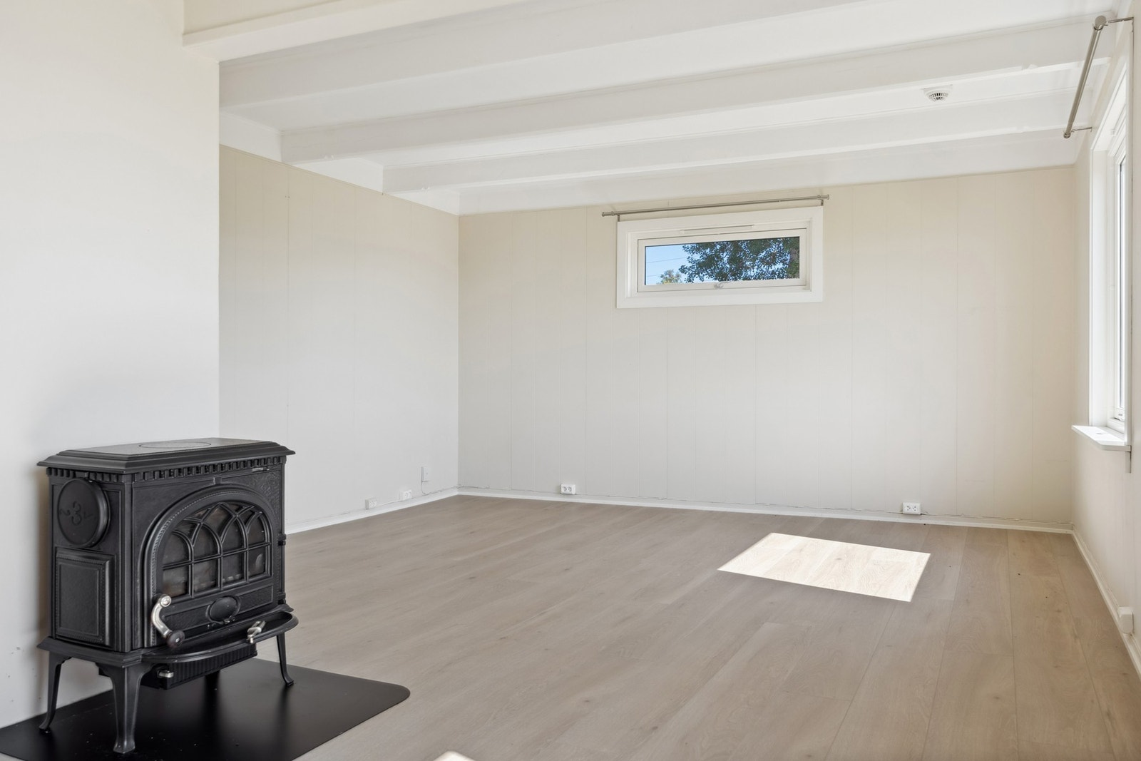 Store vinduer gir rikelig med naturlig lys og skaper en lys, luftig atmosfære. Galleribilde