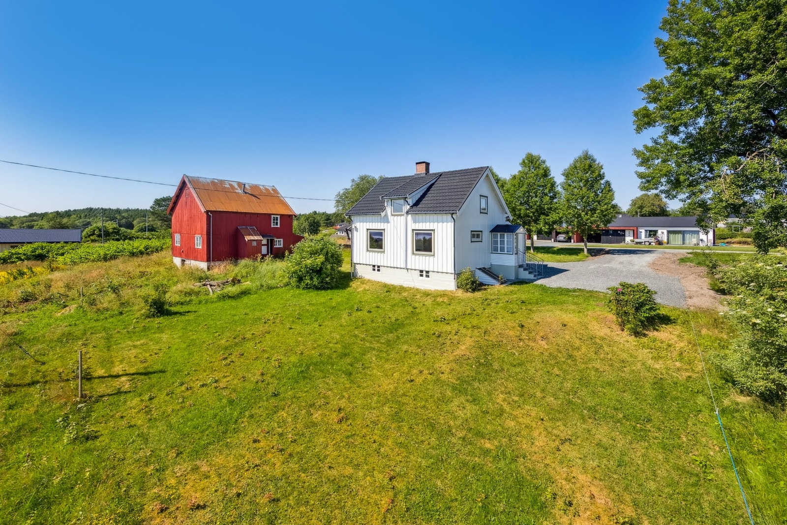 Adkomsten til boligen er via gårdsplassen med gruslagt underlag og god plass til parkering. Galleribilde