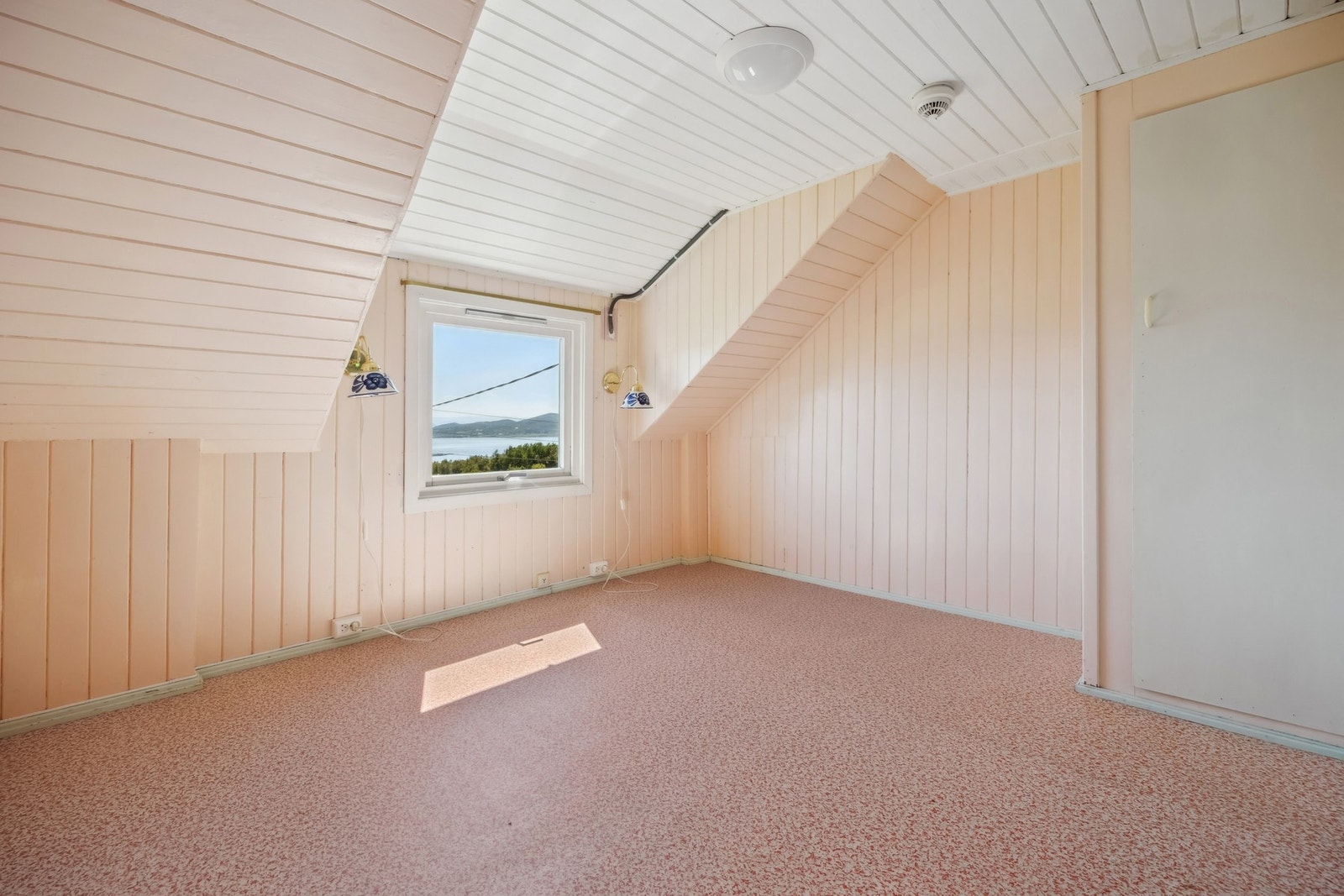 Hovedsoverommet på 9,5 m² kombinerer komfortabel plass til seng med praktisk garderobeløsning. Galleribilde