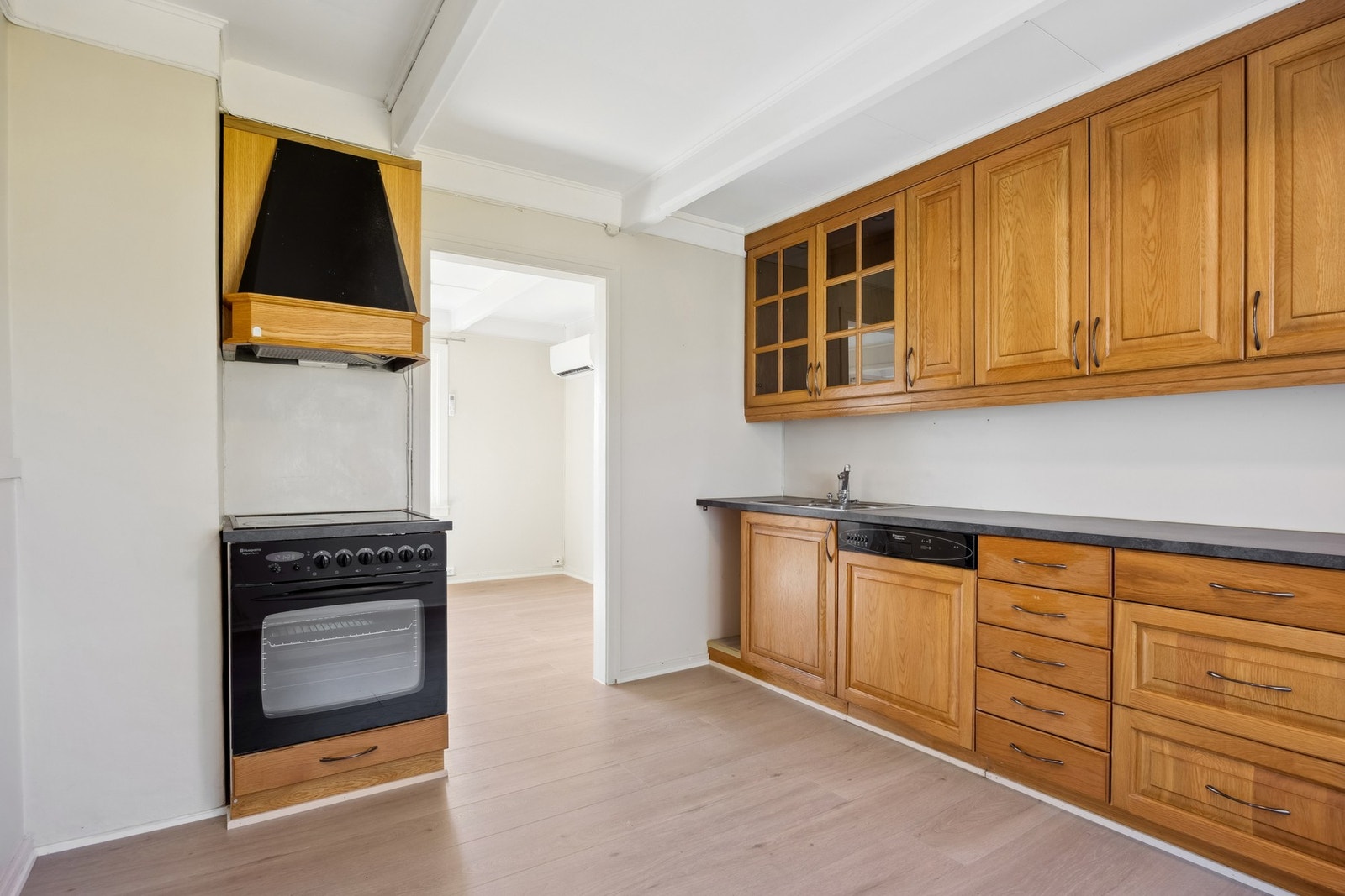 Her finner du både integrert oppvaskmaskin, frittstående komfyr og vegghengt ventilator med komfyrvakt. Galleribilde