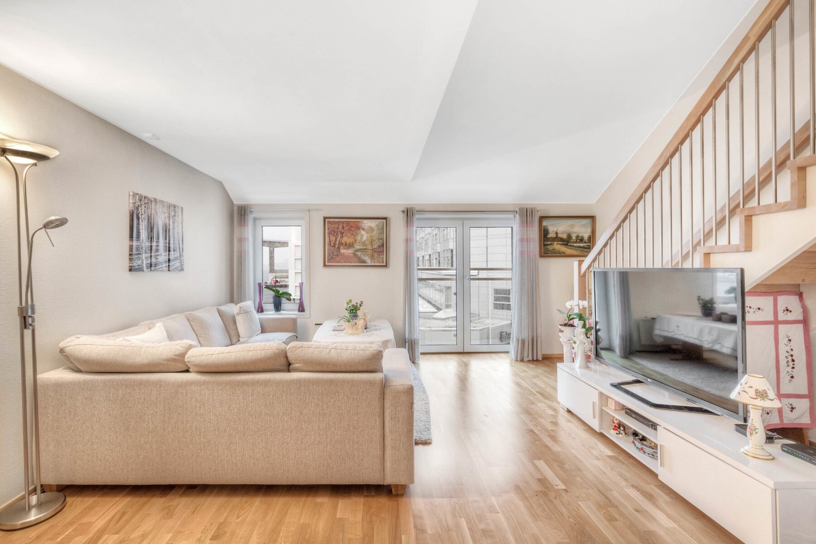 Leiligheten fremstår som lys og moderne Galleribilde