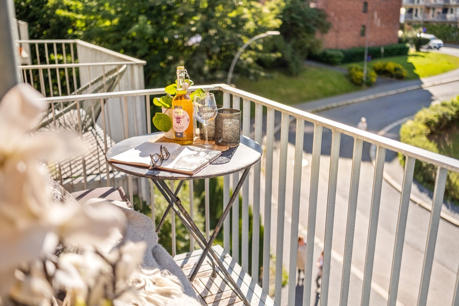 Det er plass til hyggelig cafésett og diverse beplantning Galleribilde