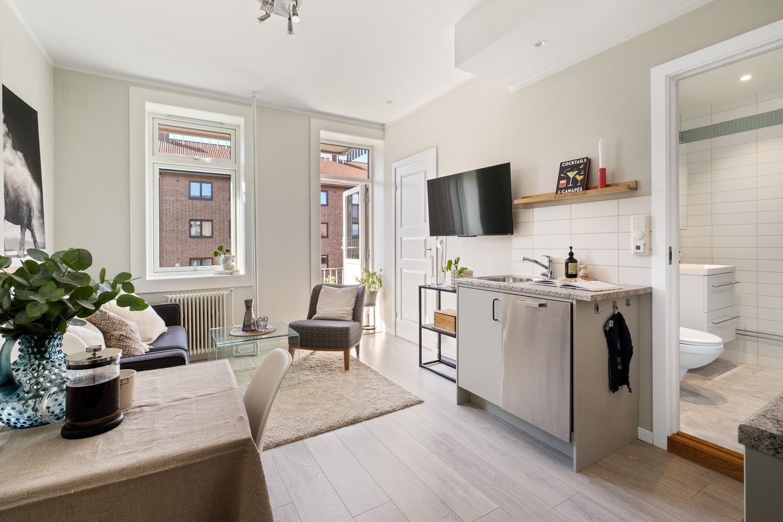 Lys og hyggelig stue med god takhøyde på 2,68 meter og store vindusflater som gir rikelig med luft og lys Galleribilde