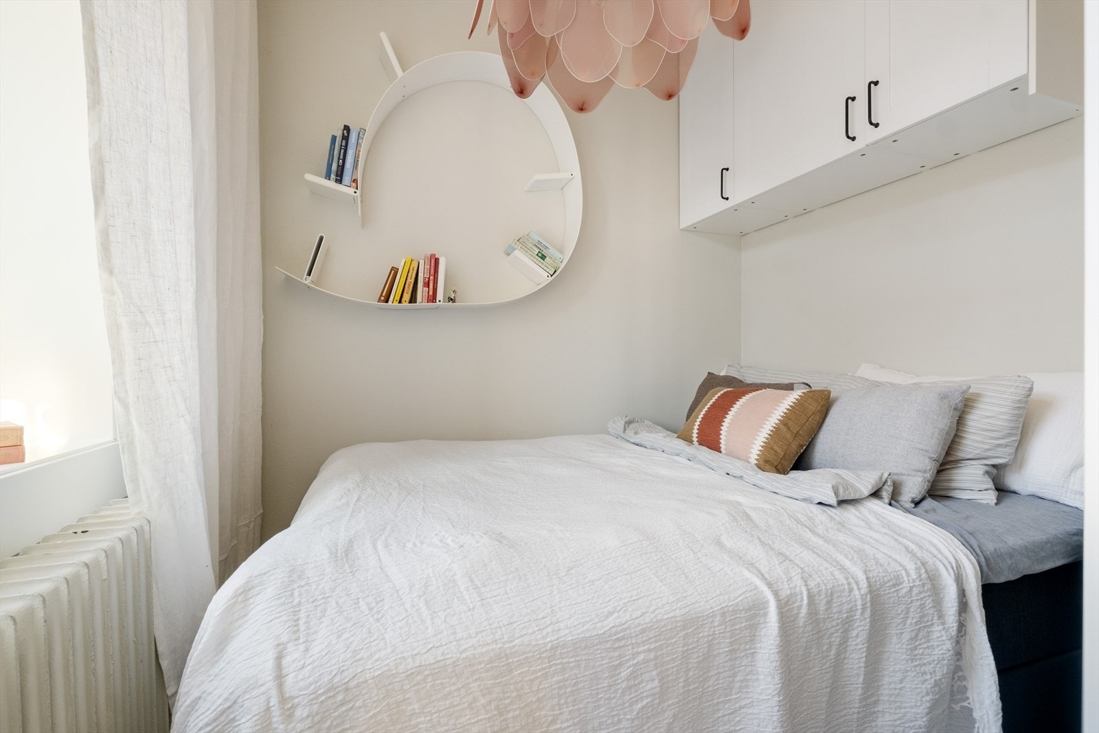 Koselig soveorom med plass til dobbeltseng og garderobeløsning. Galleribilde