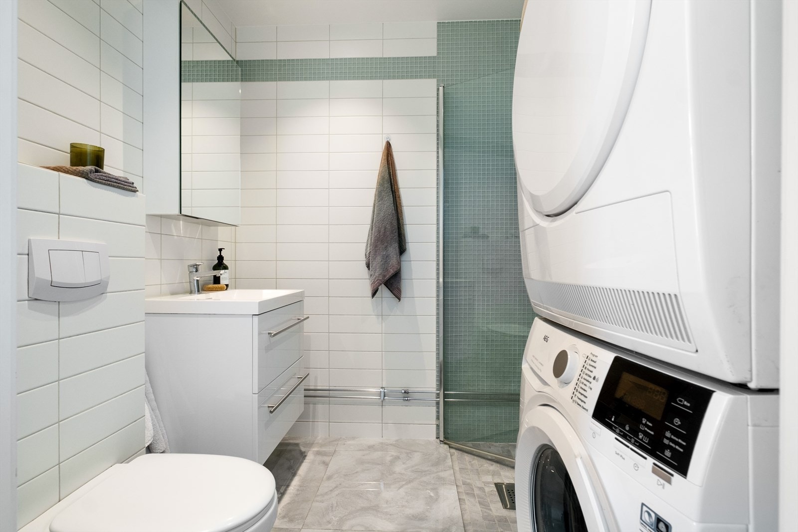 Flislagt baderom fra 2019 med varme i gulvet og downlights i himling Galleribilde