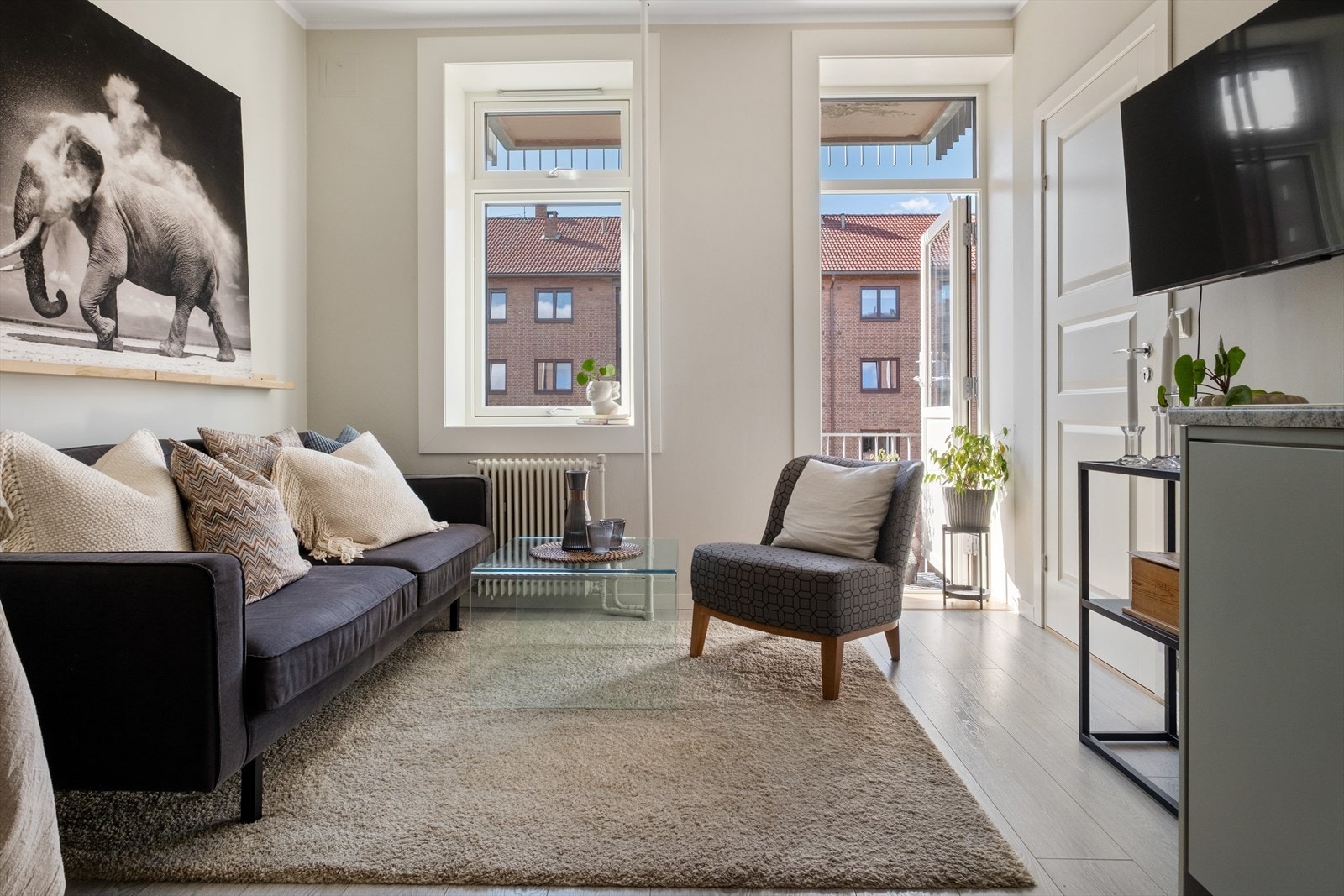 Det er også utgang til vestvendt balkong på ca. 3 kvm Galleribilde