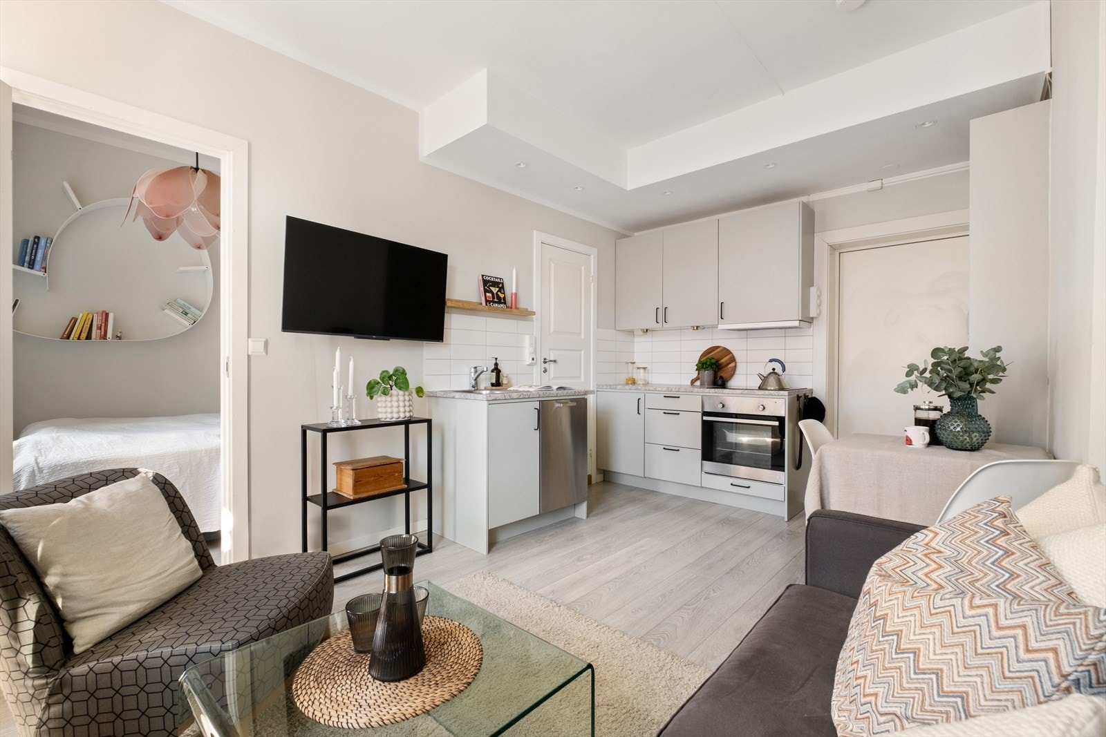 Kjøkken fra IKEA med åpen løsning mot stuen Galleribilde